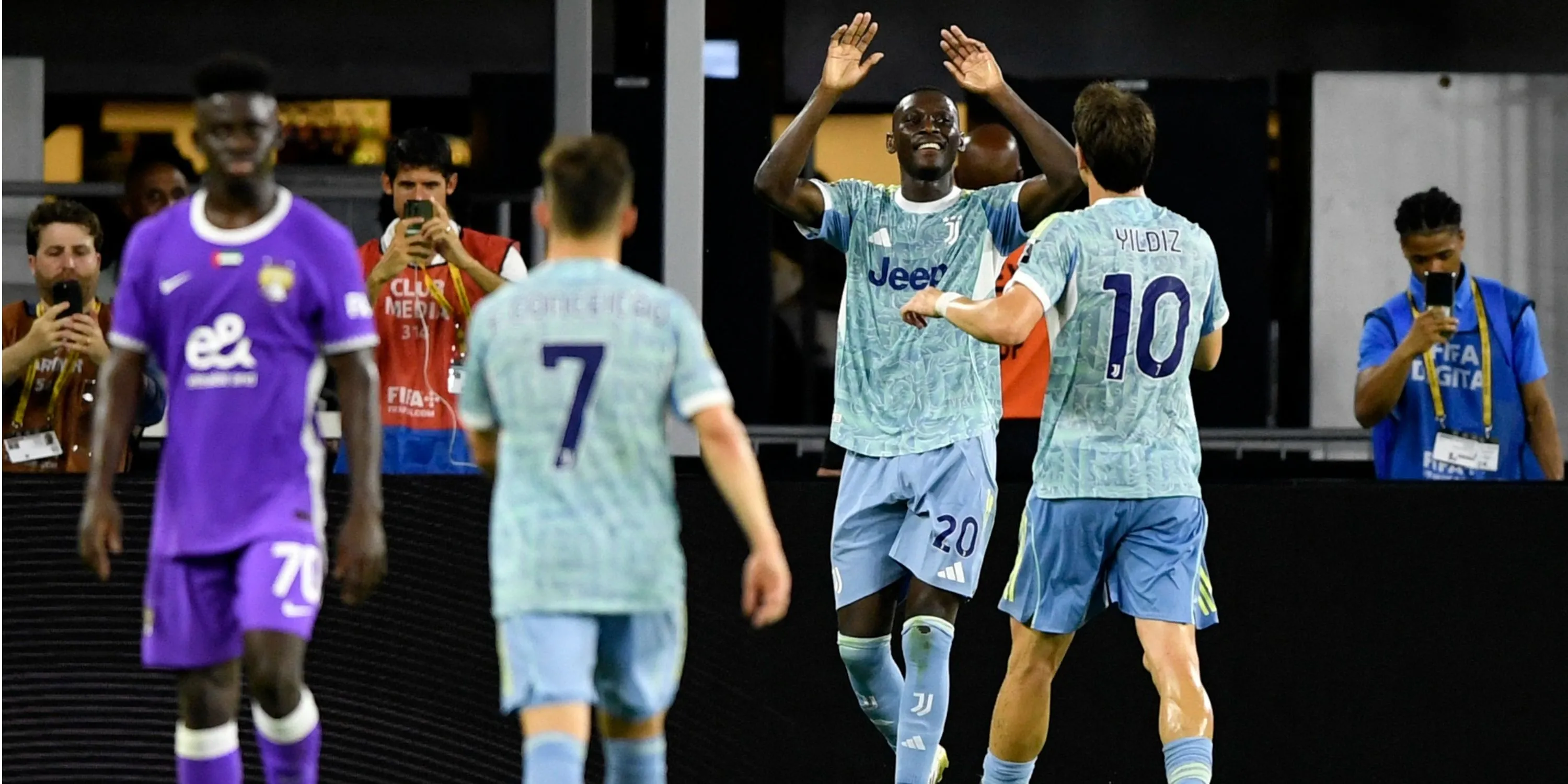 Randal Kolo Muani biểu diễn kỹ năng cá nhân trên sân, cho thấy sự linh hoạt của mục tiêu Man Utd.
