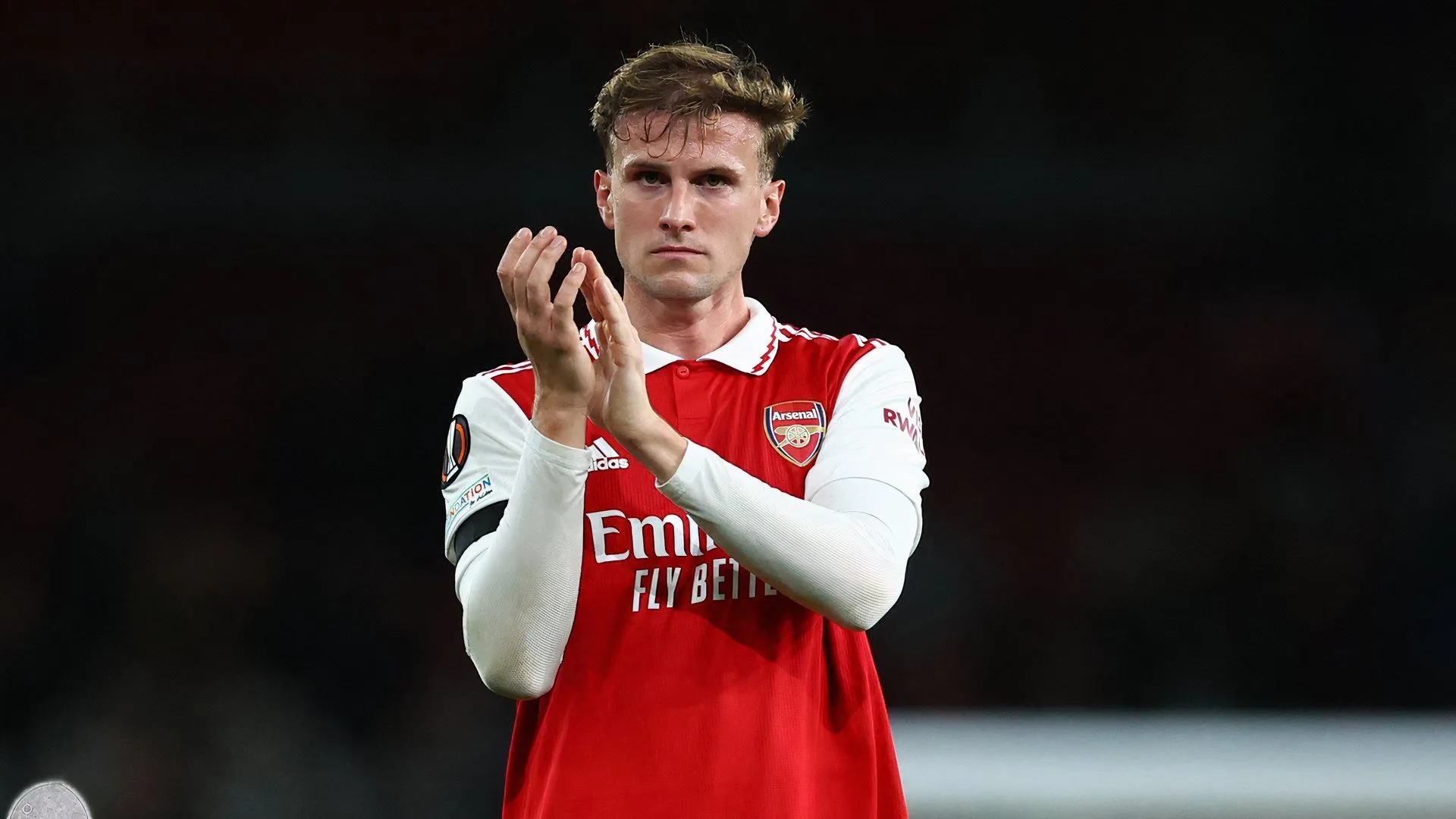 Rob Holding thi đấu trong màu áo Arsenal, thể hiện kinh nghiệm dày dạn ở Premier League