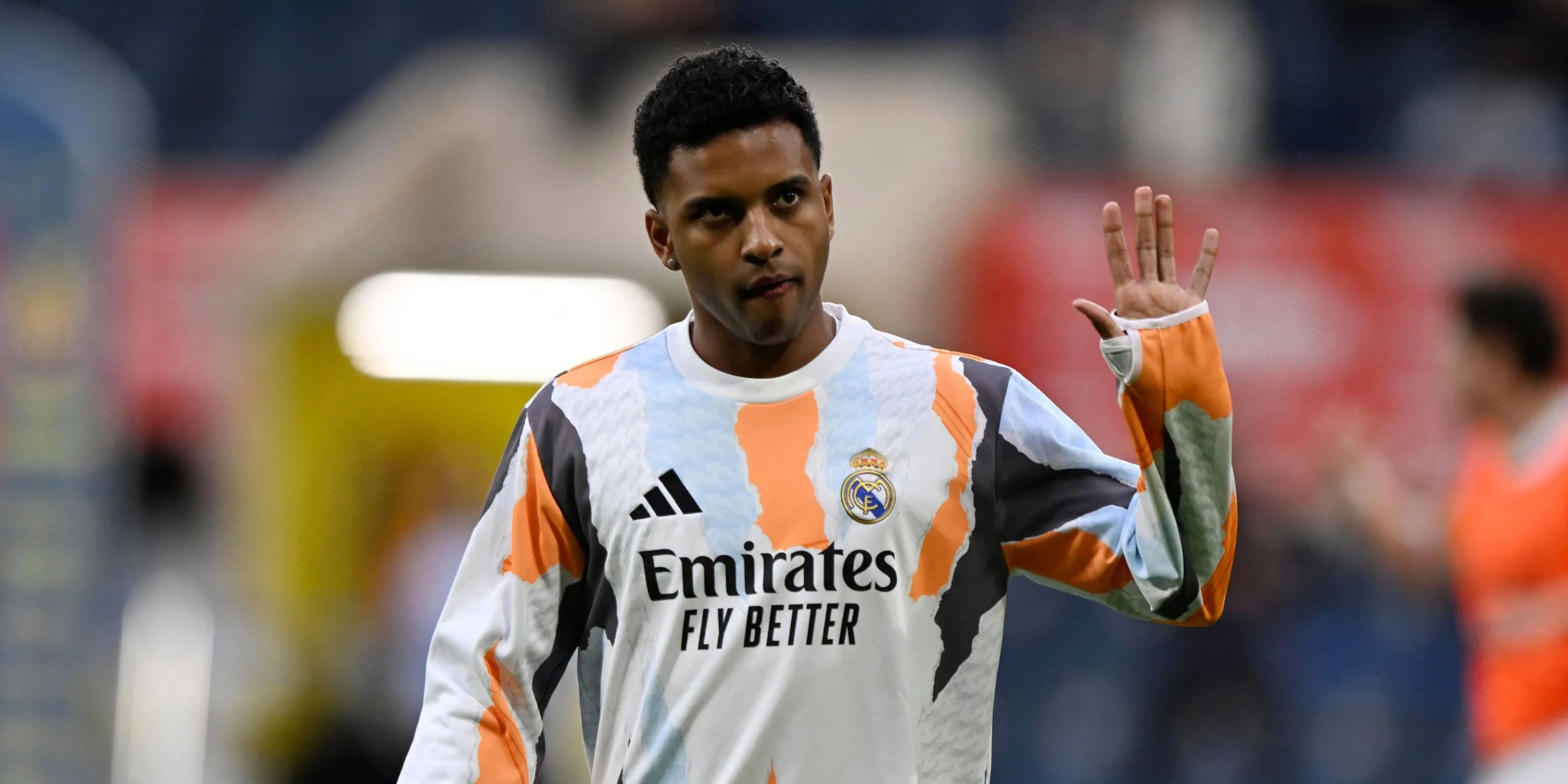 Rodrygo (Real Madrid) tranh chấp bóng trong trận đấu
