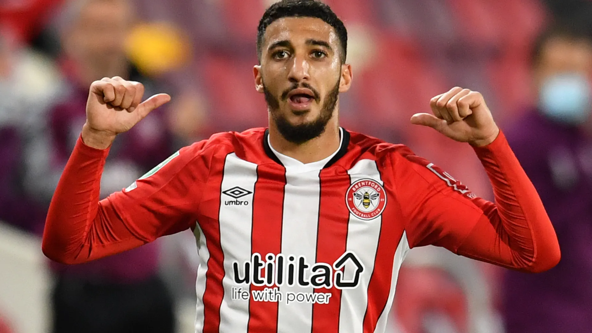 Said Benrahma thực hiện pha đi bóng đầy kỹ thuật cho Brentford