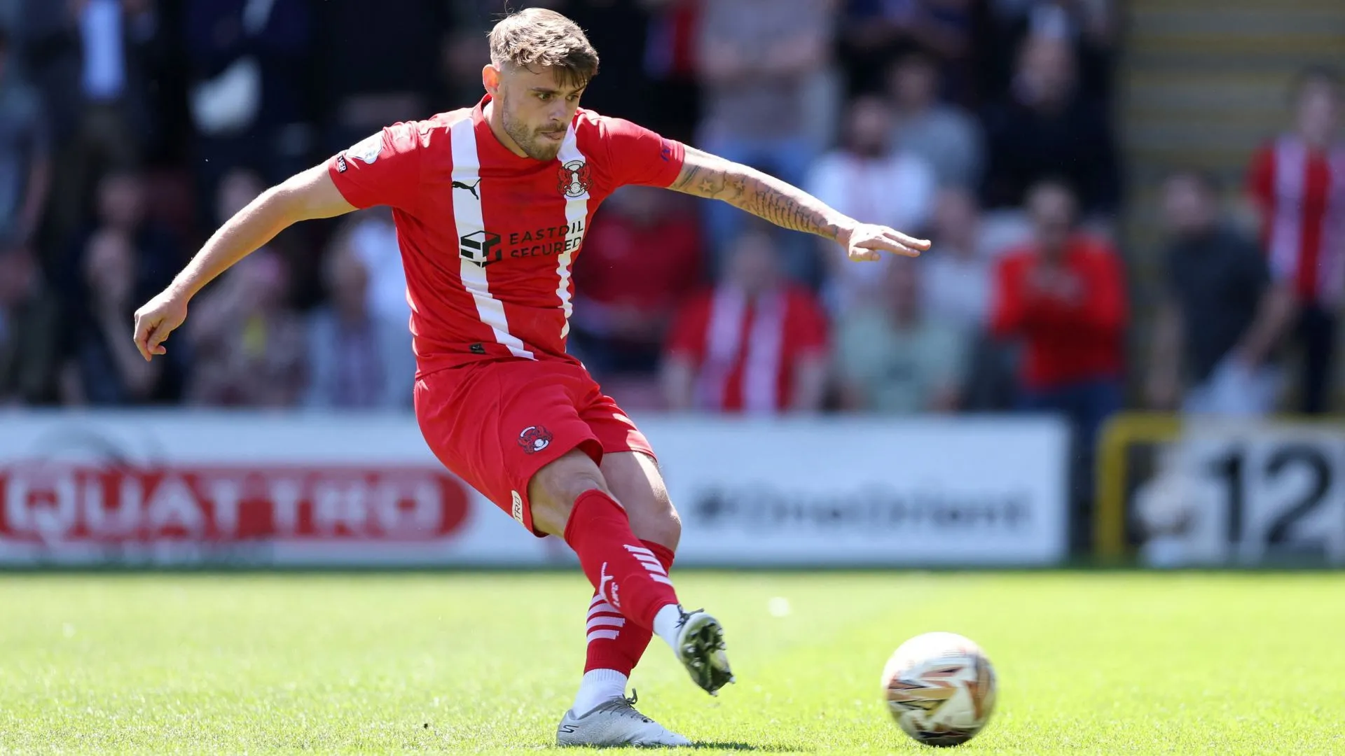 Tiền đạo Charlie Kelman thi đấu cho Leyton Orient theo dạng cho mượn
