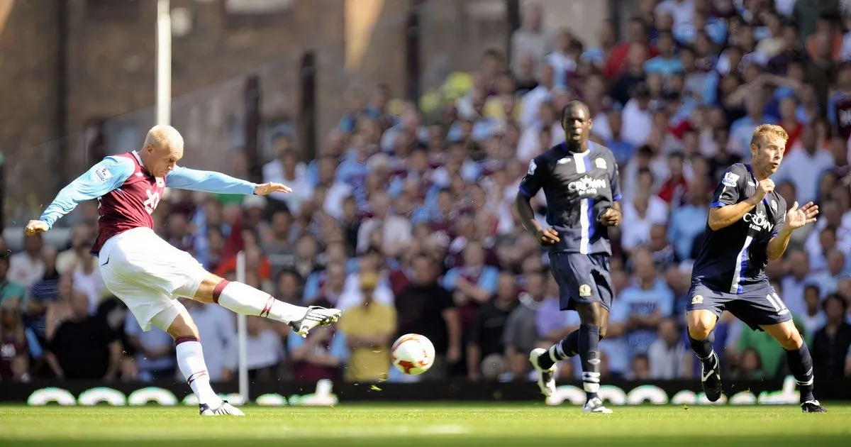 Tiền đạo Dean Ashton trong màu áo West Ham United, nơi anh trải qua chấn thương nặng kết thúc sự nghiệp