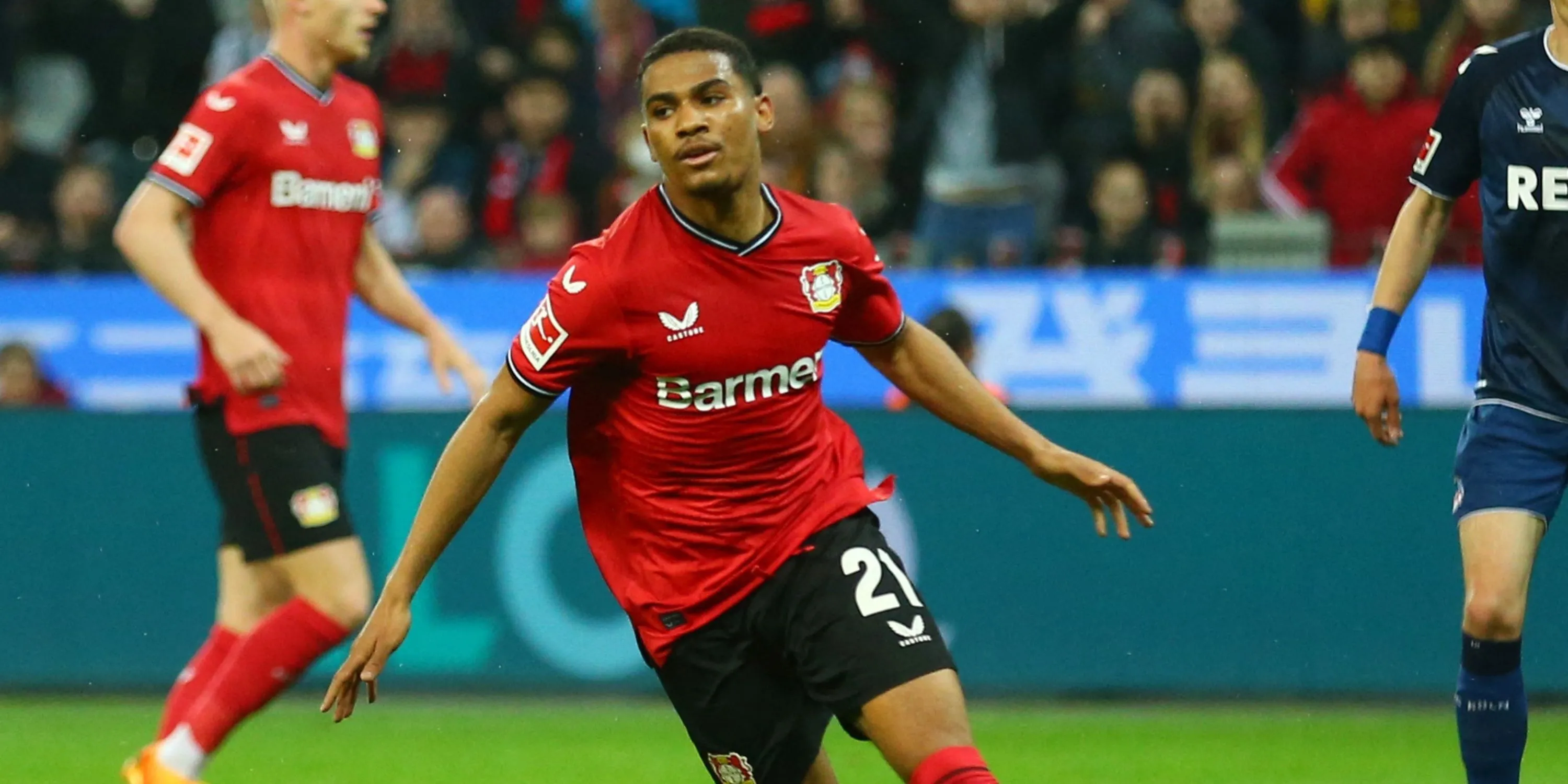 Tiền vệ Amine Adli của Bayer Leverkusen rê bóng, cho thấy kỹ năng có thể tỏa sáng tại Premier League