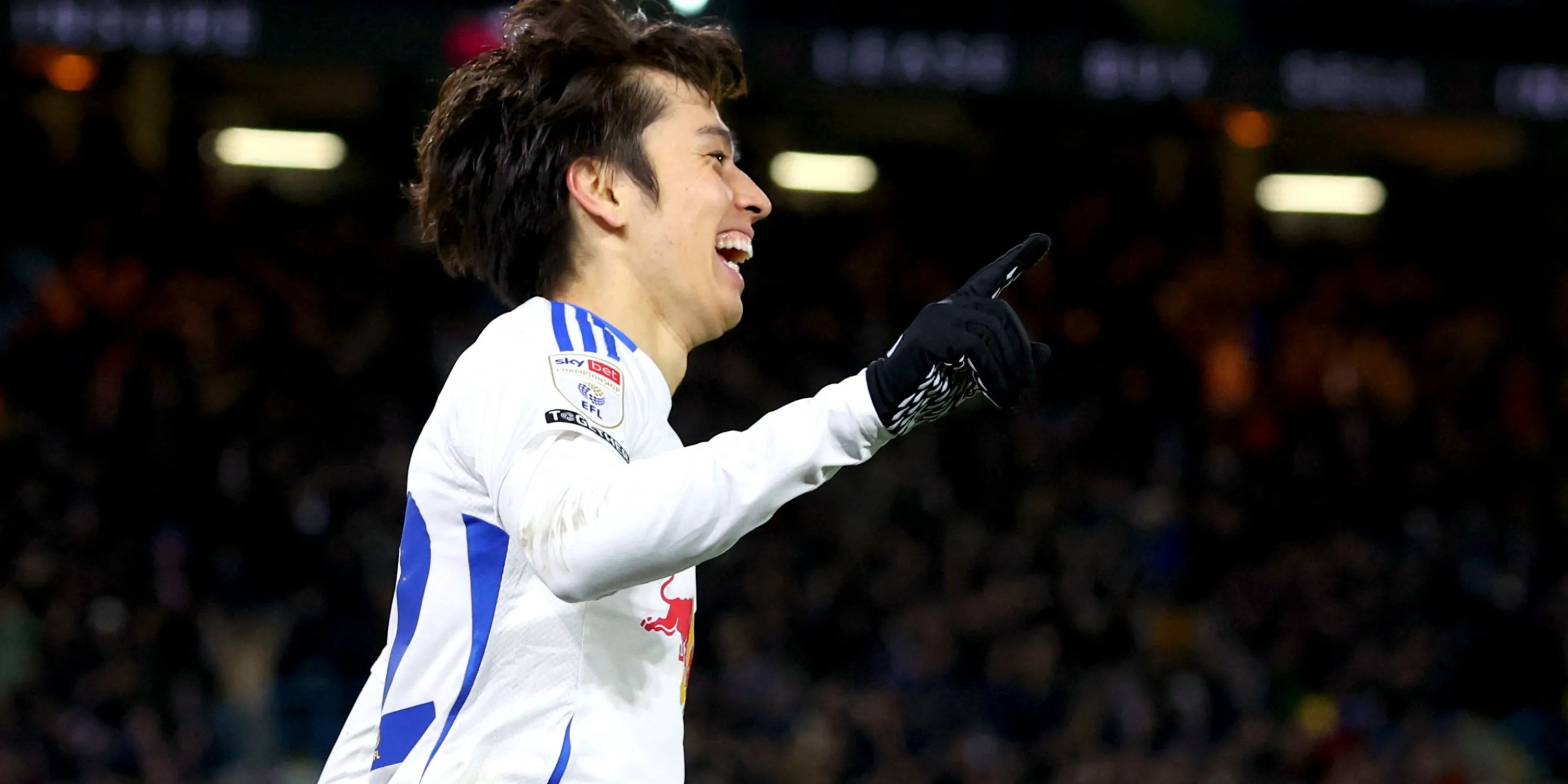 Tiền vệ Ao Tanaka là một lựa chọn hiện có trong tuyến giữa Leeds.
