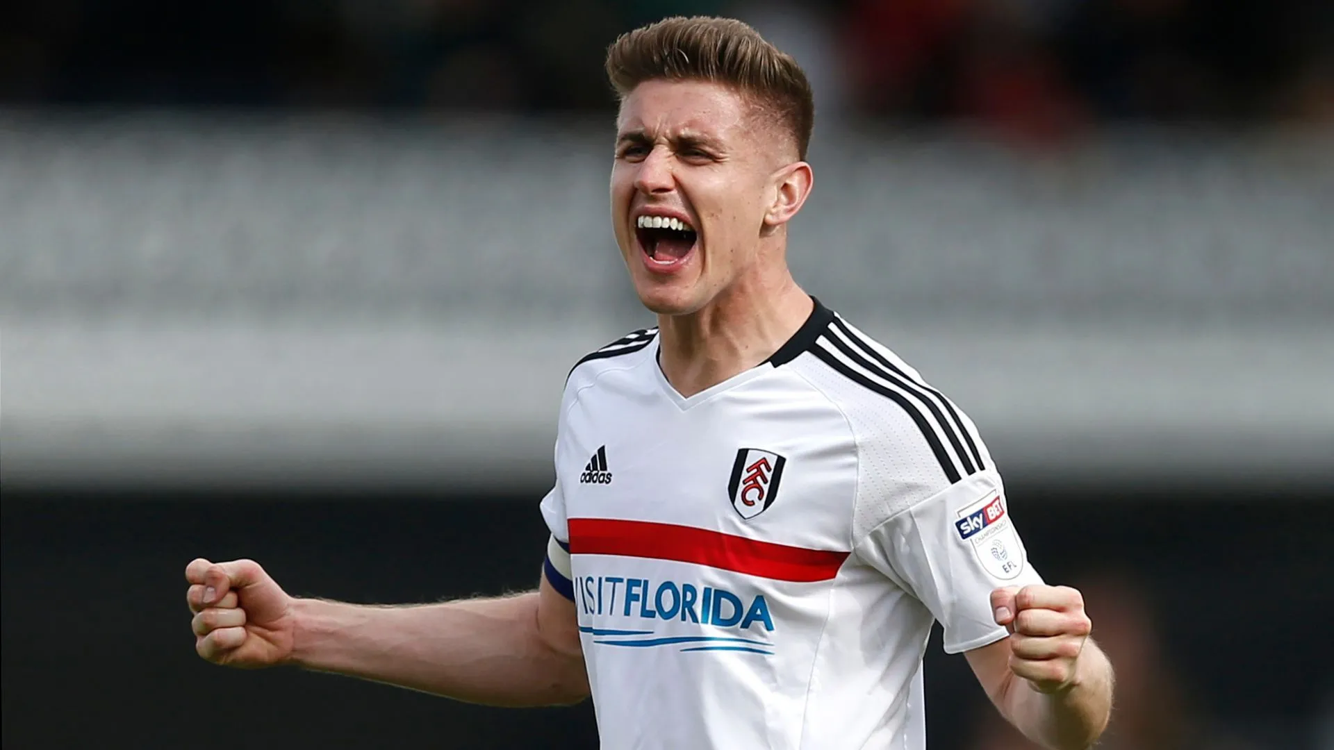 Tom Cairney, đội trưởng Fulham, thể hiện sự điềm tĩnh và kỹ thuật khi cầm bóng