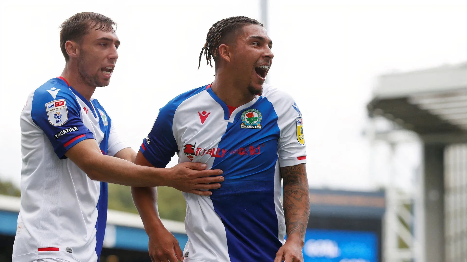 Tyrhys Dolan trong màu áo Blackburn Rovers, khoảnh khắc bùng nổ trước khi trở thành cầu thủ tự do và đứng trước lựa chọn đầy nhạy cảm.