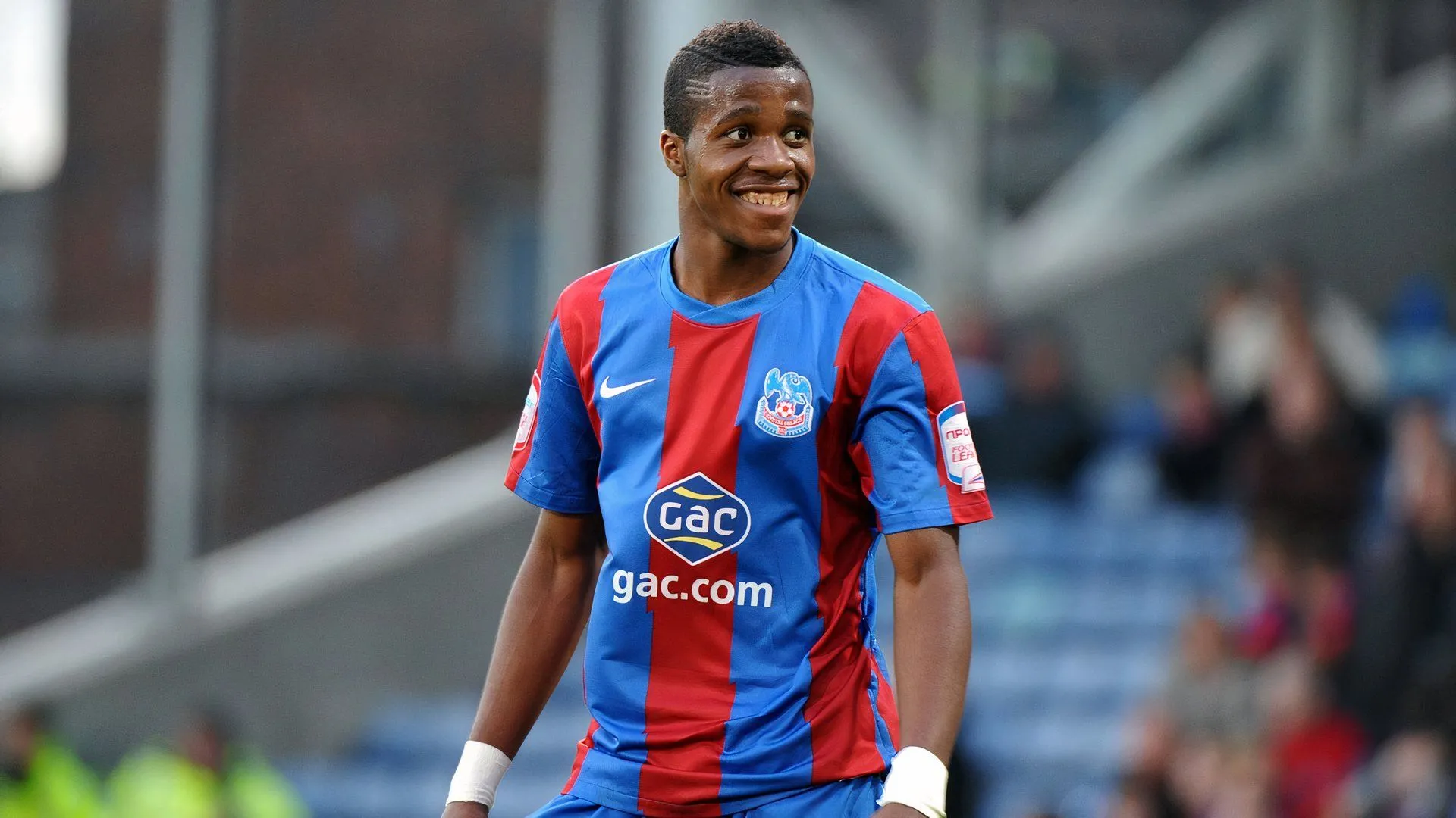 Wilfried Zaha với pha đi bóng tốc độ và kỹ thuật đặc trưng của Crystal Palace