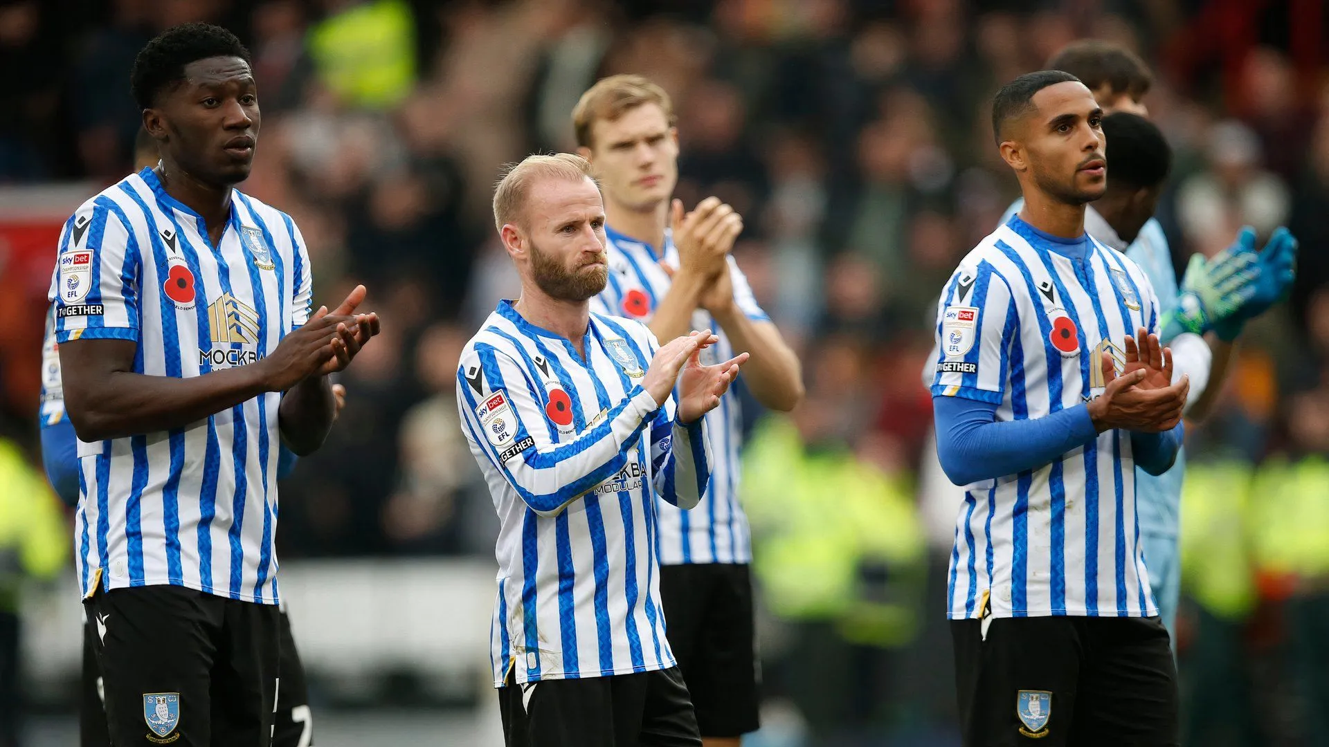 Barry Bannan và Max Lowe của Sheffield Wednesday trong một trận đấu, minh họa tình hình nhân sự đầy biến động của CLB