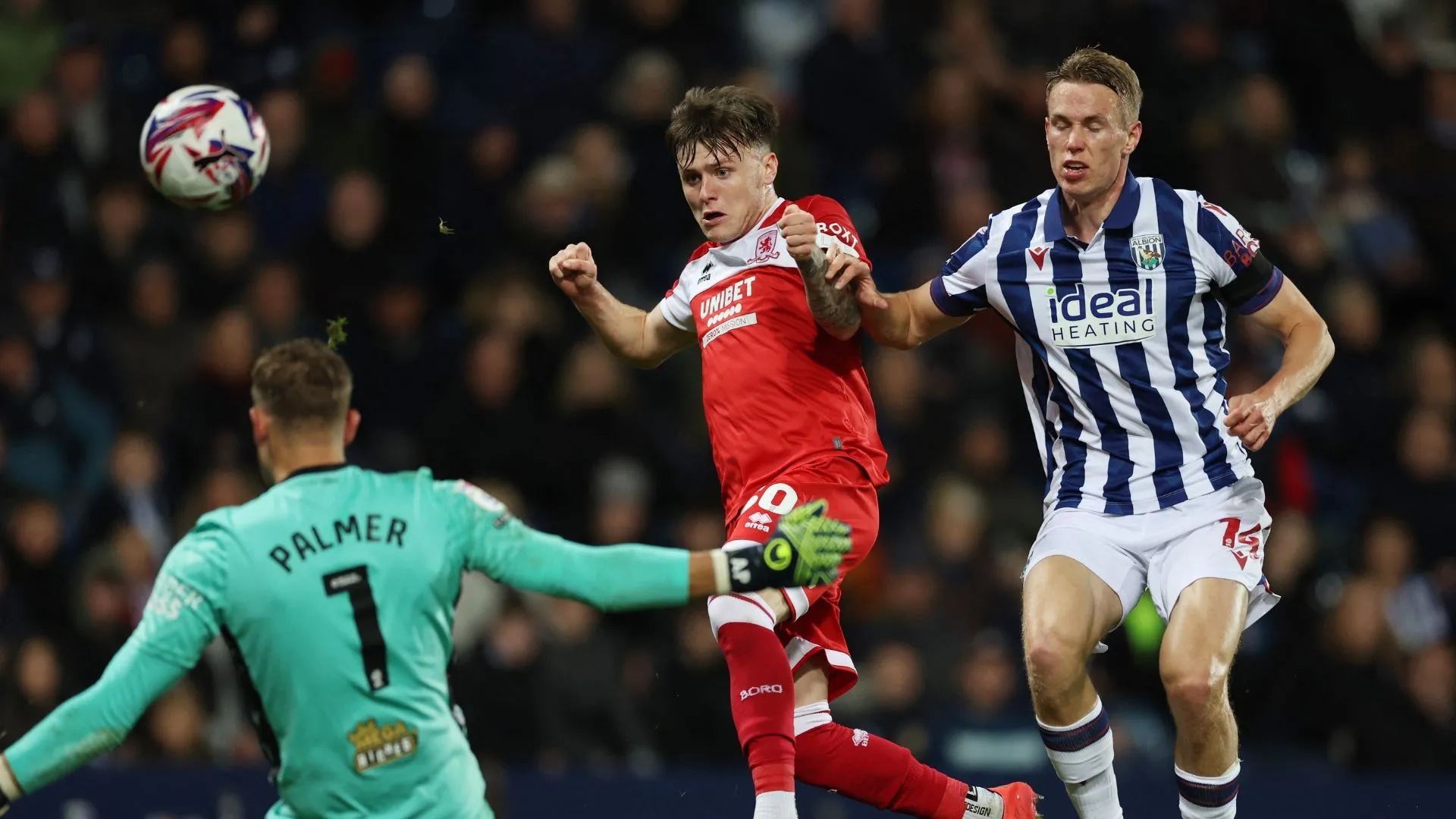 Cầu thủ West Brom thi đấu trên sân nhà The Hawthorns tại giải Championship