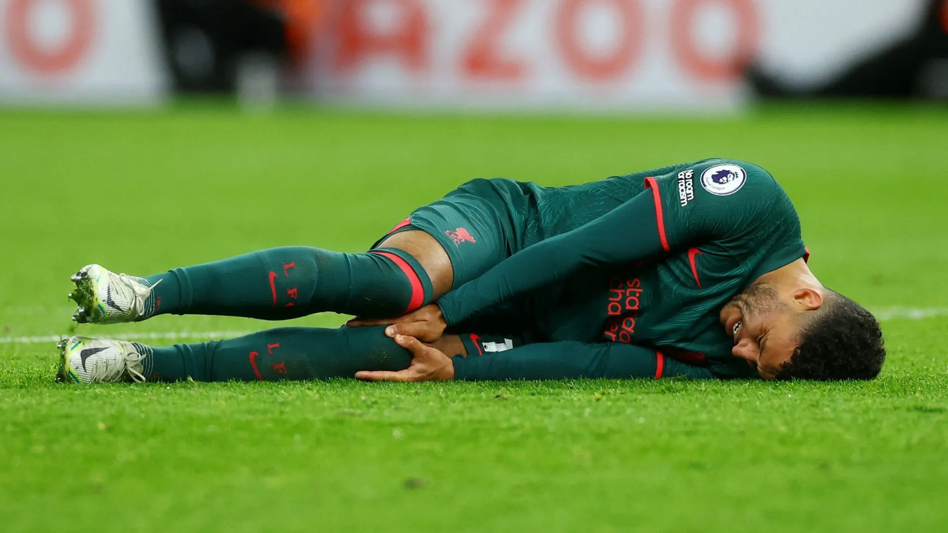 Chân dung tiền vệ Alex Oxlade-Chamberlain với những nỗi lo chấn thương đeo bám