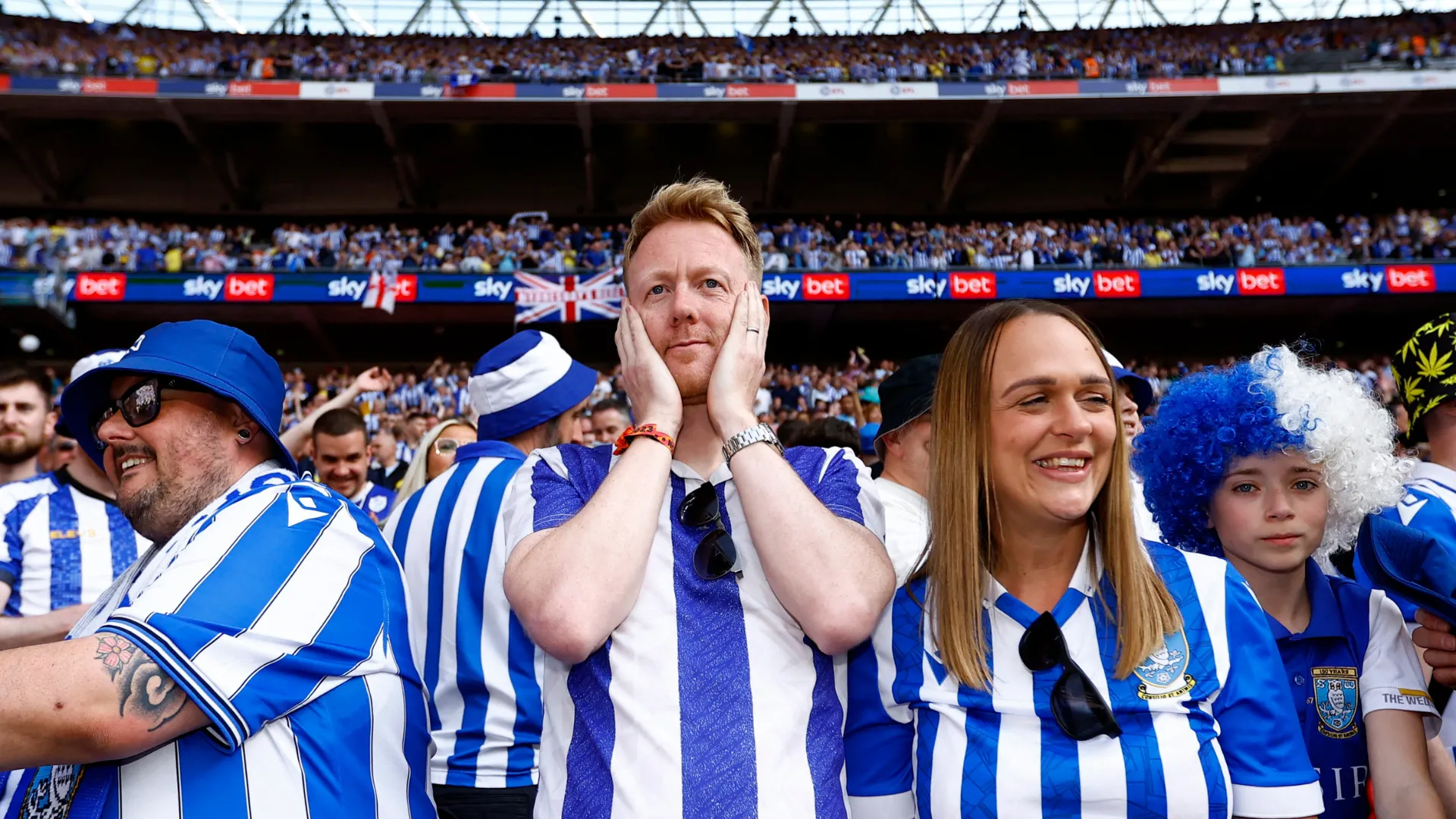 Cổ động viên Sheffield Wednesday cuồng nhiệt trên khán đài Wembley