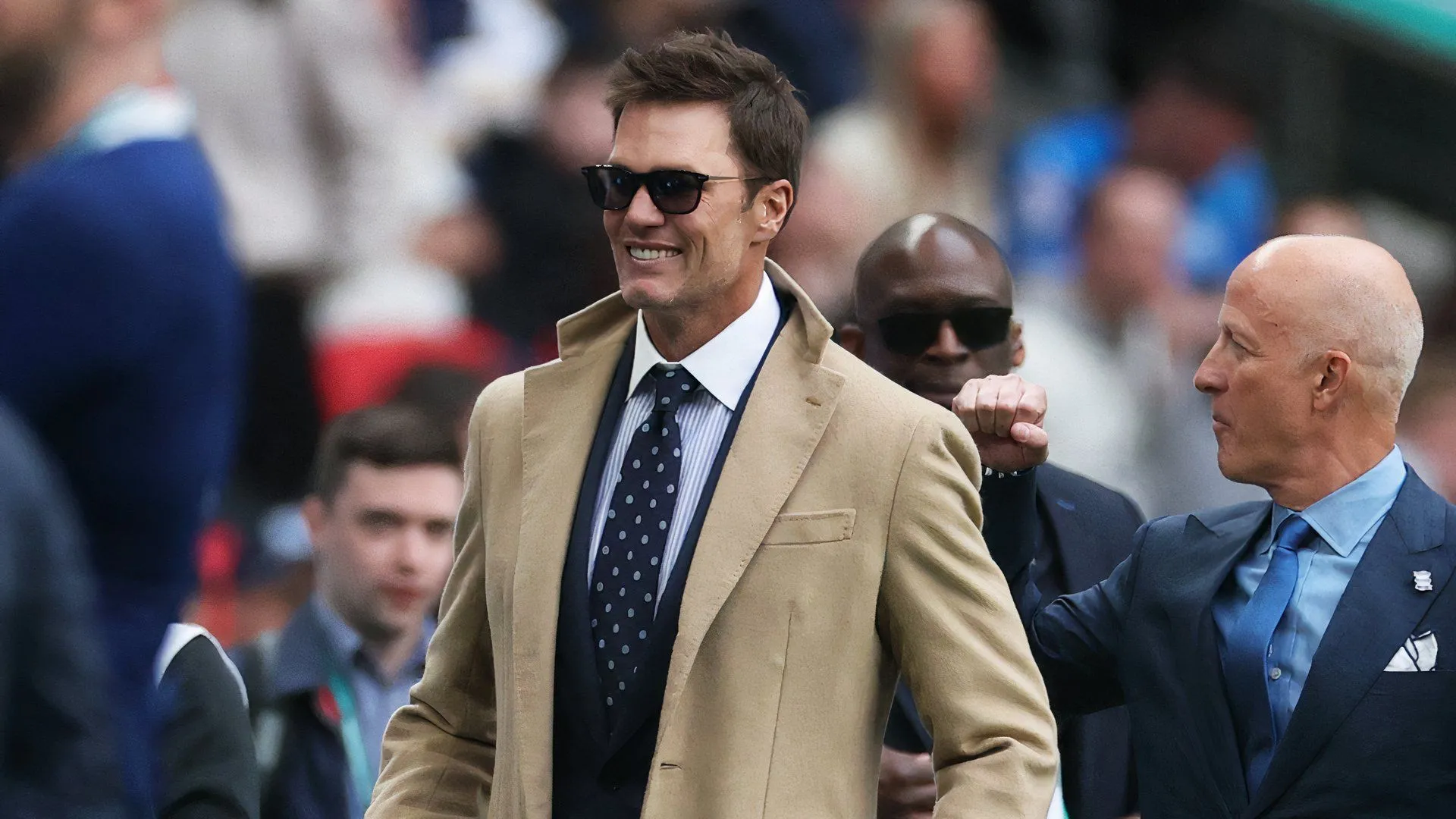 Cựu siêu sao NFL Tom Brady với nụ cười tự tin, biểu tượng cho vai trò đồng sở hữu tại Birmingham City.