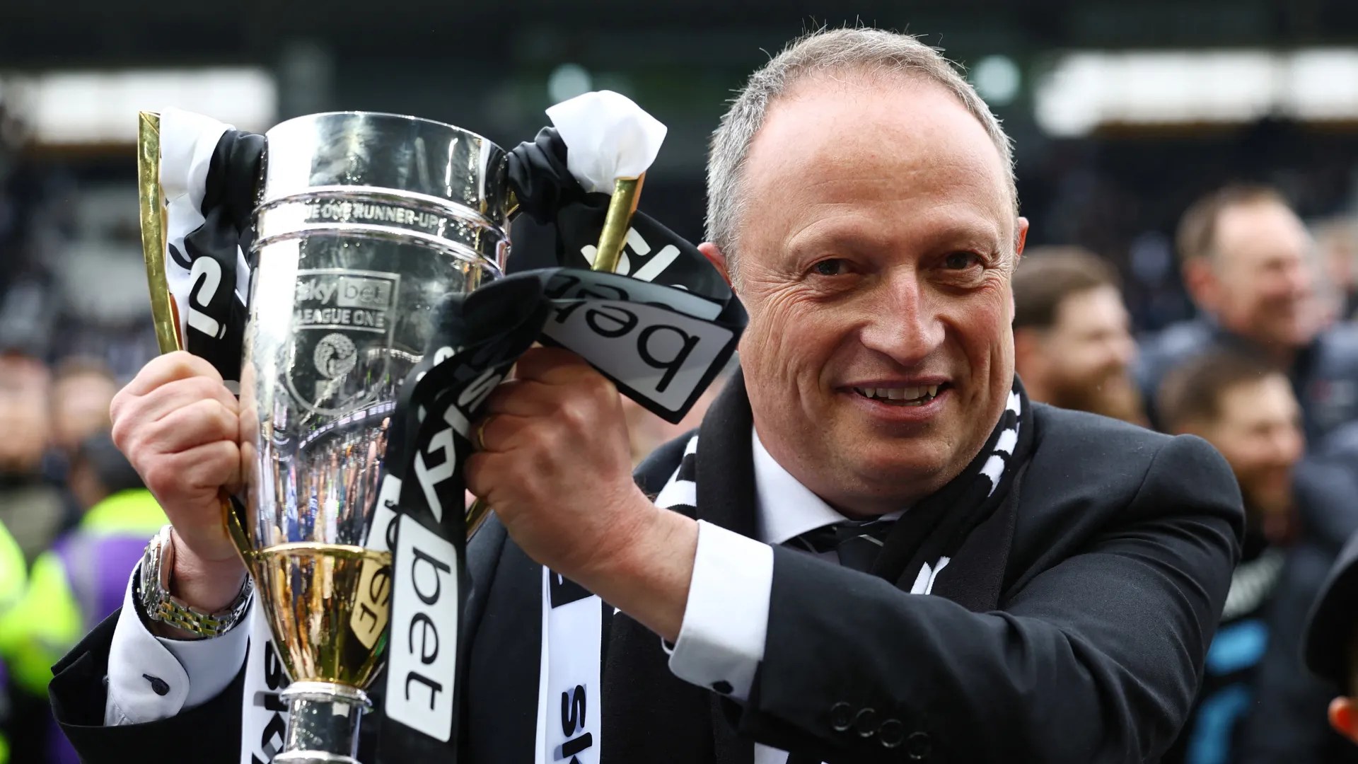 David Clowes trong khoảnh khắc ăn mừng cùng Derby County, biểu tượng của sự hồi sinh sau biến cố, minh chứng cho cam kết sâu sắc của ông với câu lạc bộ.