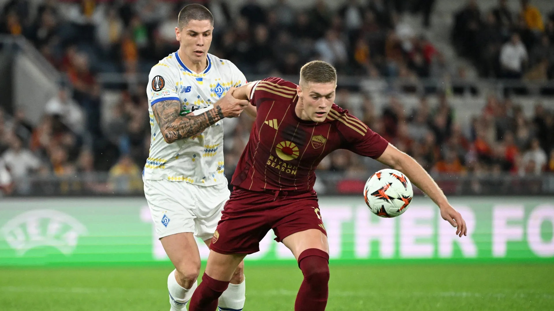 Denys Popov thi đấu cho Dynamo Kyiv, cho thấy kinh nghiệm dày dặn tại các giải đấu châu Âu