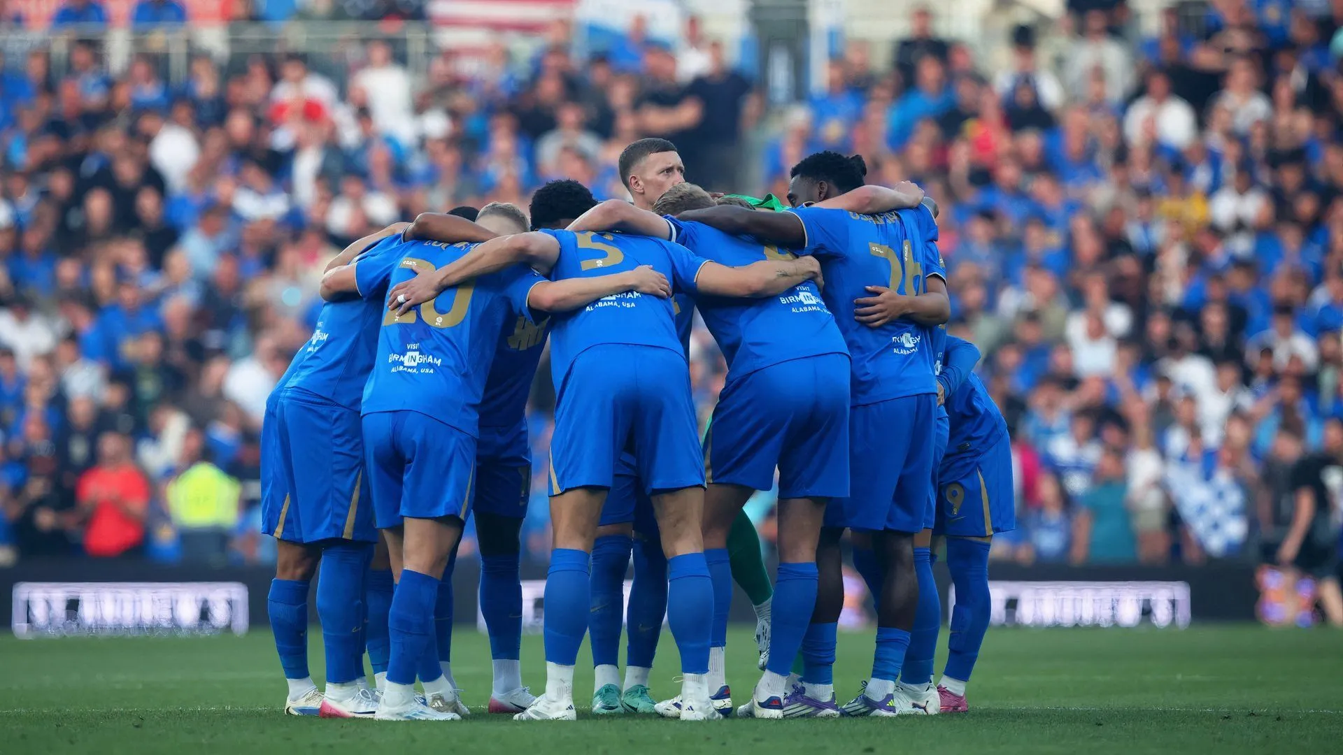 Đội hình Birmingham City ăn mừng chiến thắng, thể hiện tinh thần đoàn kết và quyết tâm thăng hạng Premier League ở mùa giải Championship