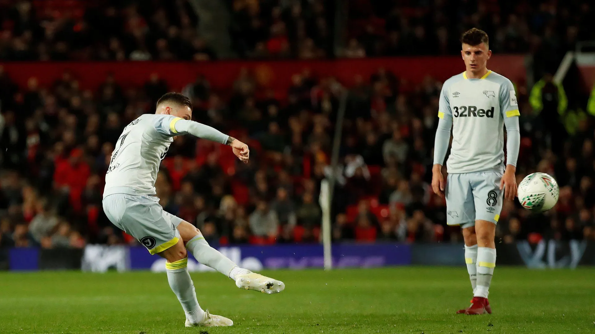 Harry Wilson và Mason Mount trong trận đấu giữa Manchester United và Derby County