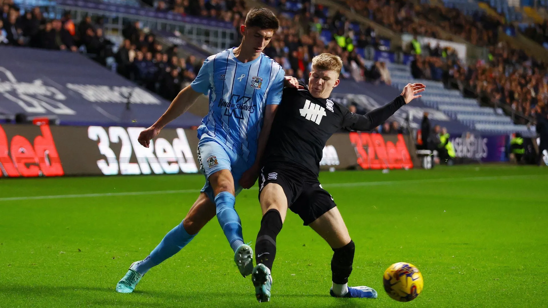 Hậu vệ Bobby Thomas trong pha tranh chấp quyết liệt cho Coventry City, thu hút sự chú ý từ Premier League