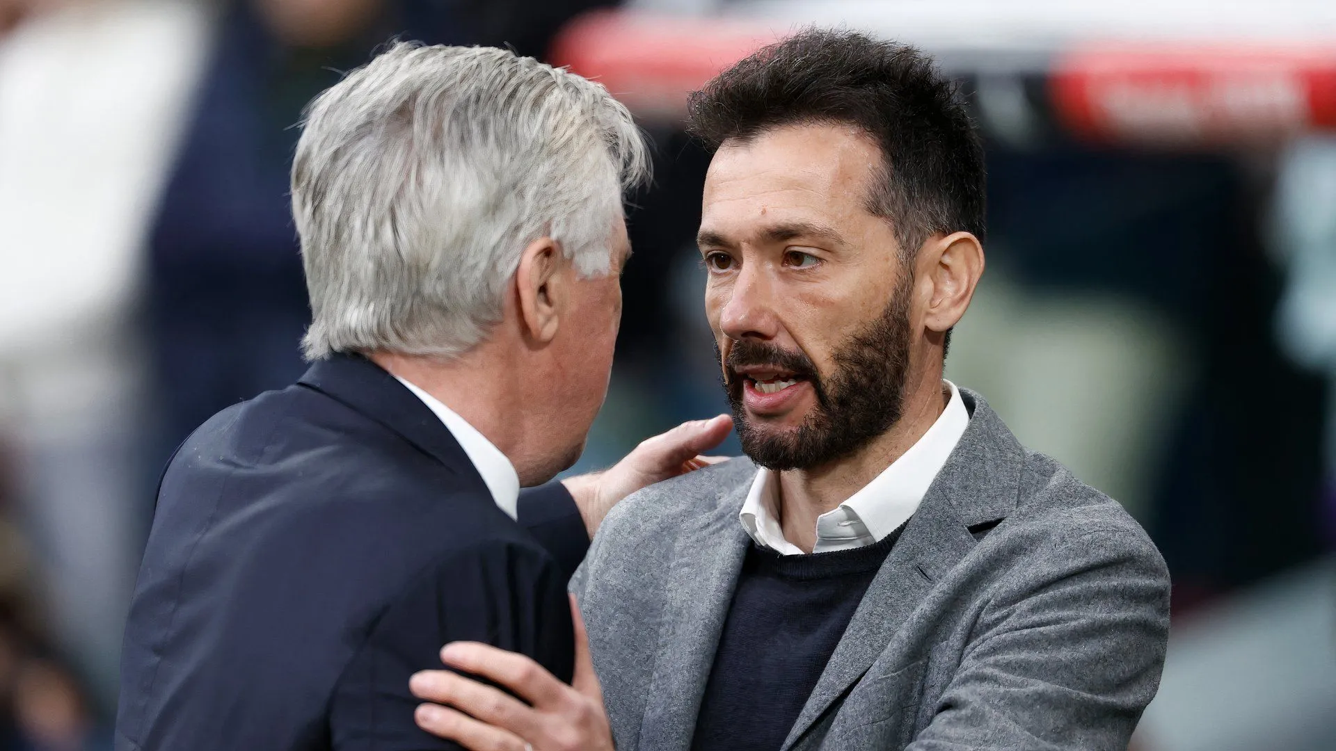 HLV Carlos Corberan và Carlo Ancelotti trên băng ghế chỉ đạo trong cuộc đối đầu Real Madrid vs Valencia