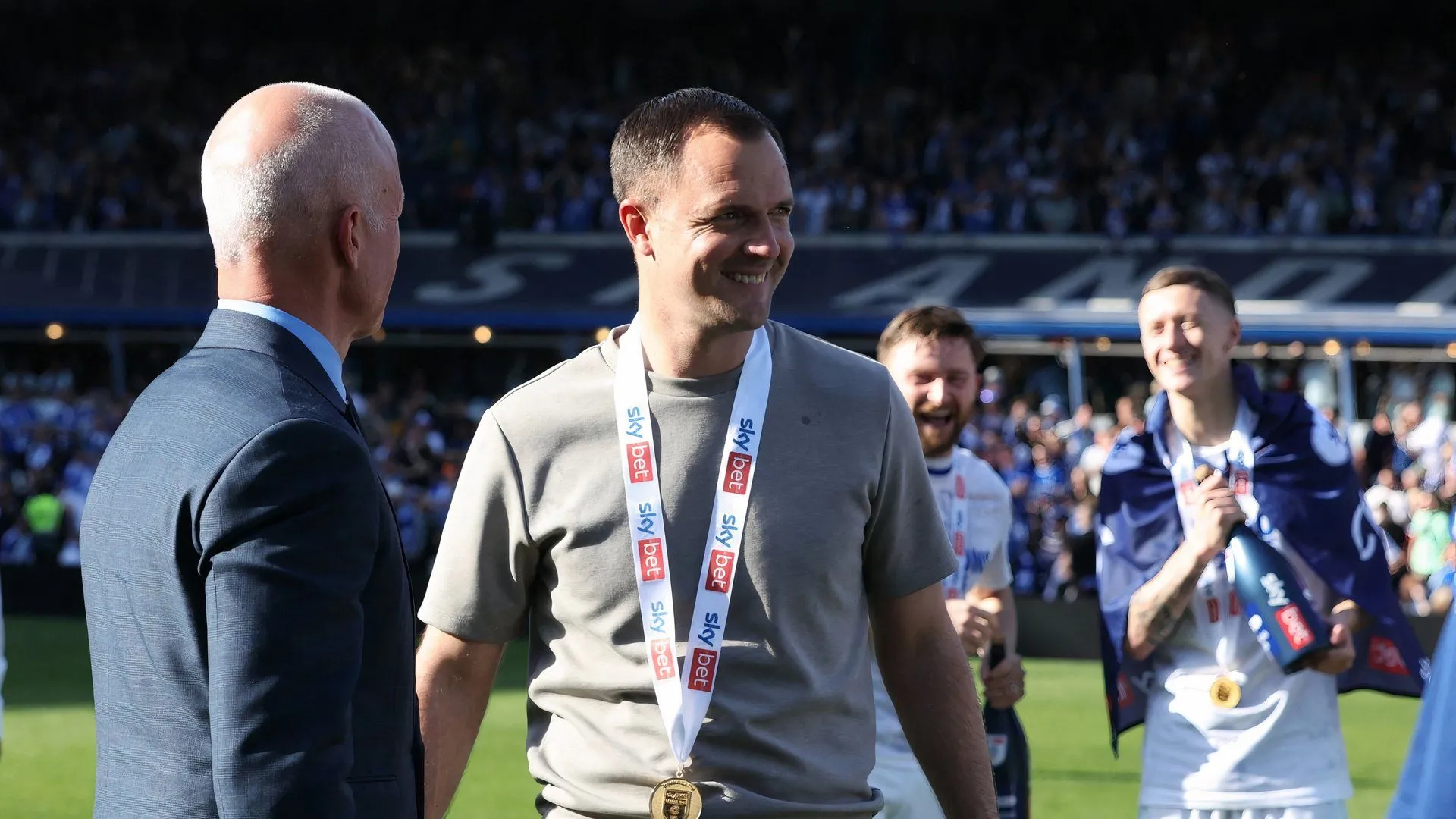 HLV Chris Davies và đồng sở hữu Tom Wagner thảo luận bên lề sân, thể hiện tầm nhìn mới cho Birmingham City sau cuộc tái thiết.