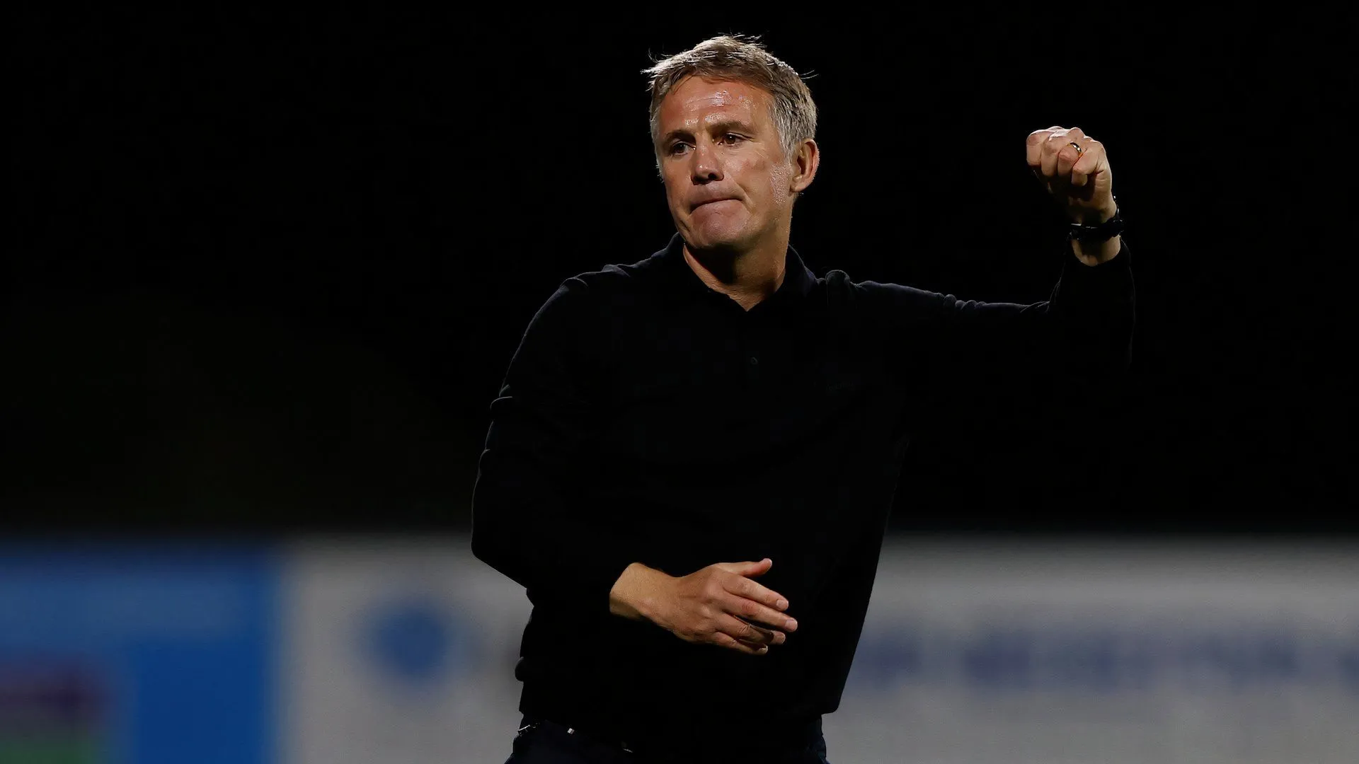 HLV Phil Parkinson thể hiện sự quyết tâm trên băng ghế chỉ đạo của Wrexham trong trận đấu căng thẳng.