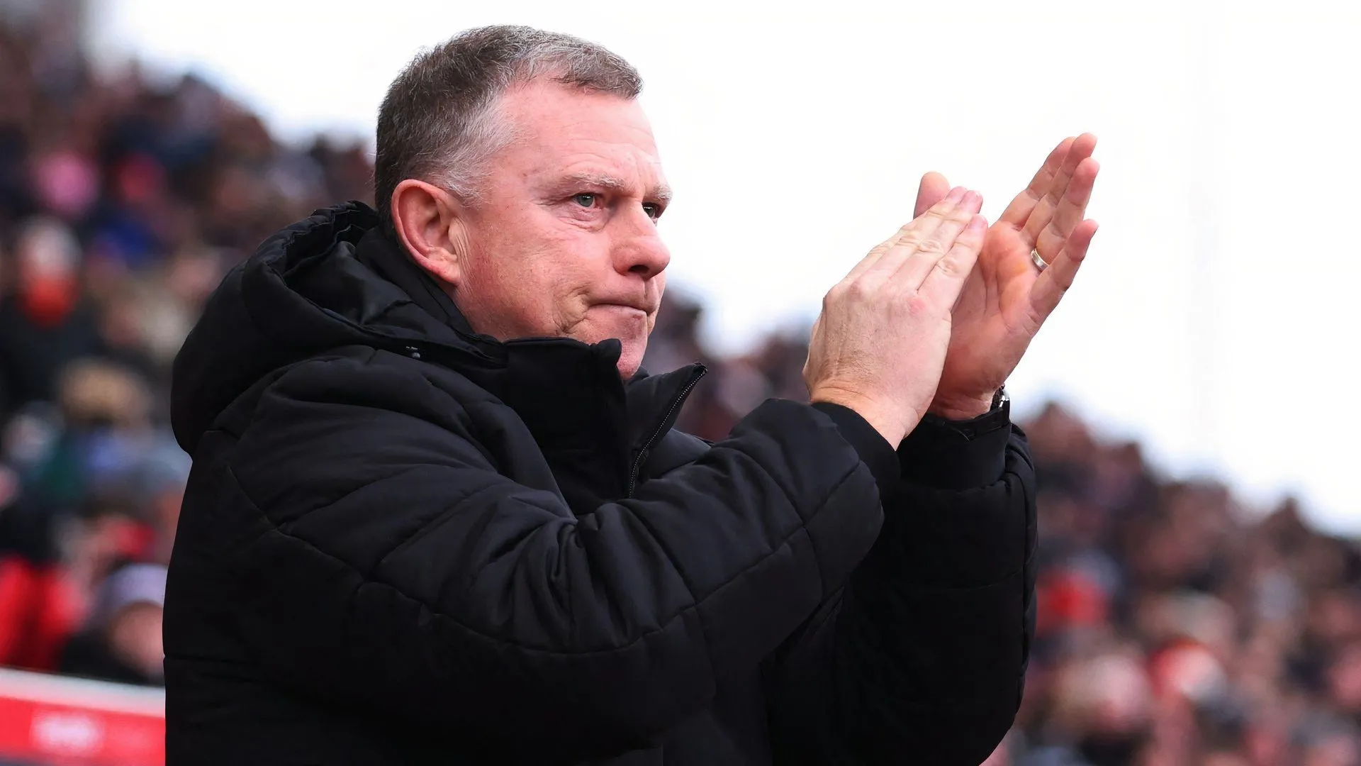 Huấn luyện viên Mark Robins chỉ đạo trên sân, dẫn dắt Stoke City đến những chiến thắng đầu mùa