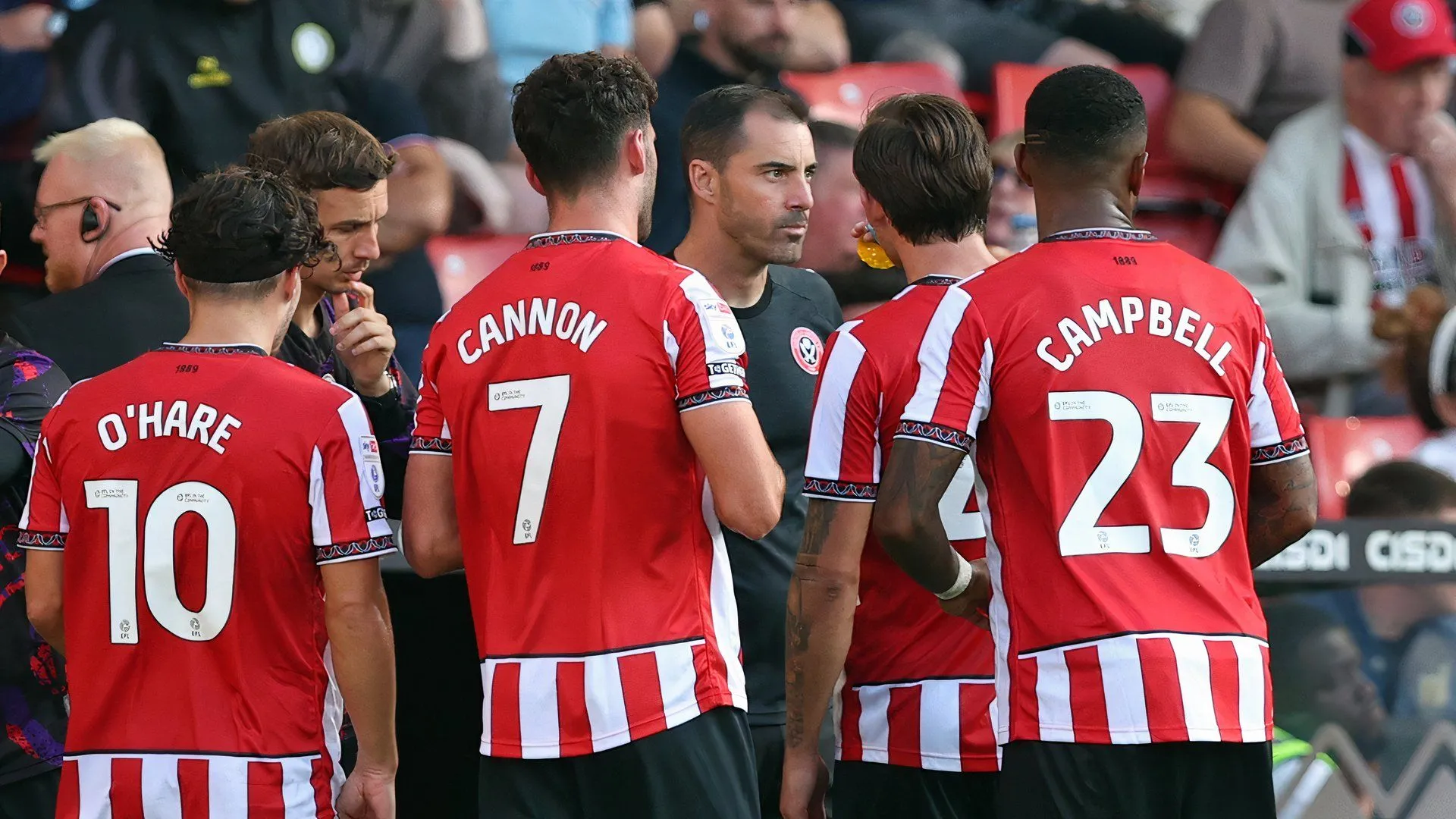 Huấn luyện viên Ruben Selles cùng các cầu thủ Sheffield United trên sân tập, đối mặt với áp lực cải thiện hàng thủ.