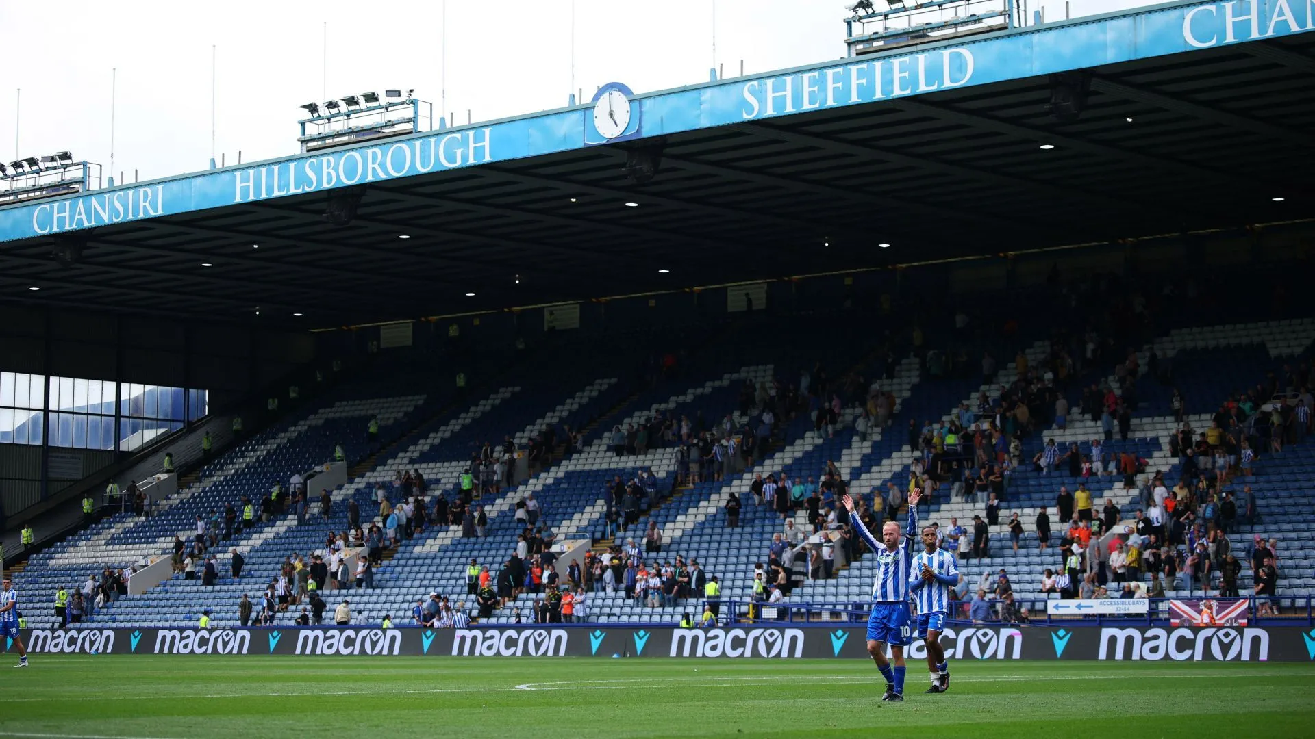 Khán đài Hillsborough vắng vẻ, phản ánh nỗi lo tài chính của Sheffield Wednesday
