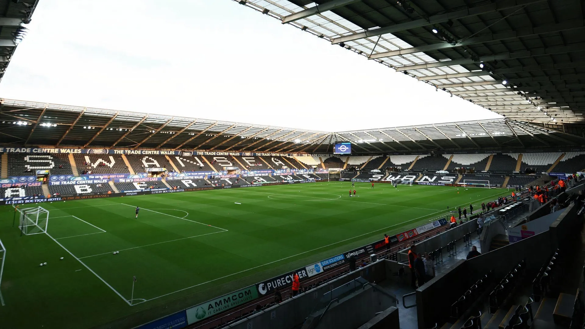 Khung cảnh sân vận động Swansea.Com, nơi diễn ra những trận đấu kịch tính và các cuộc đối đầu nảy lửa.