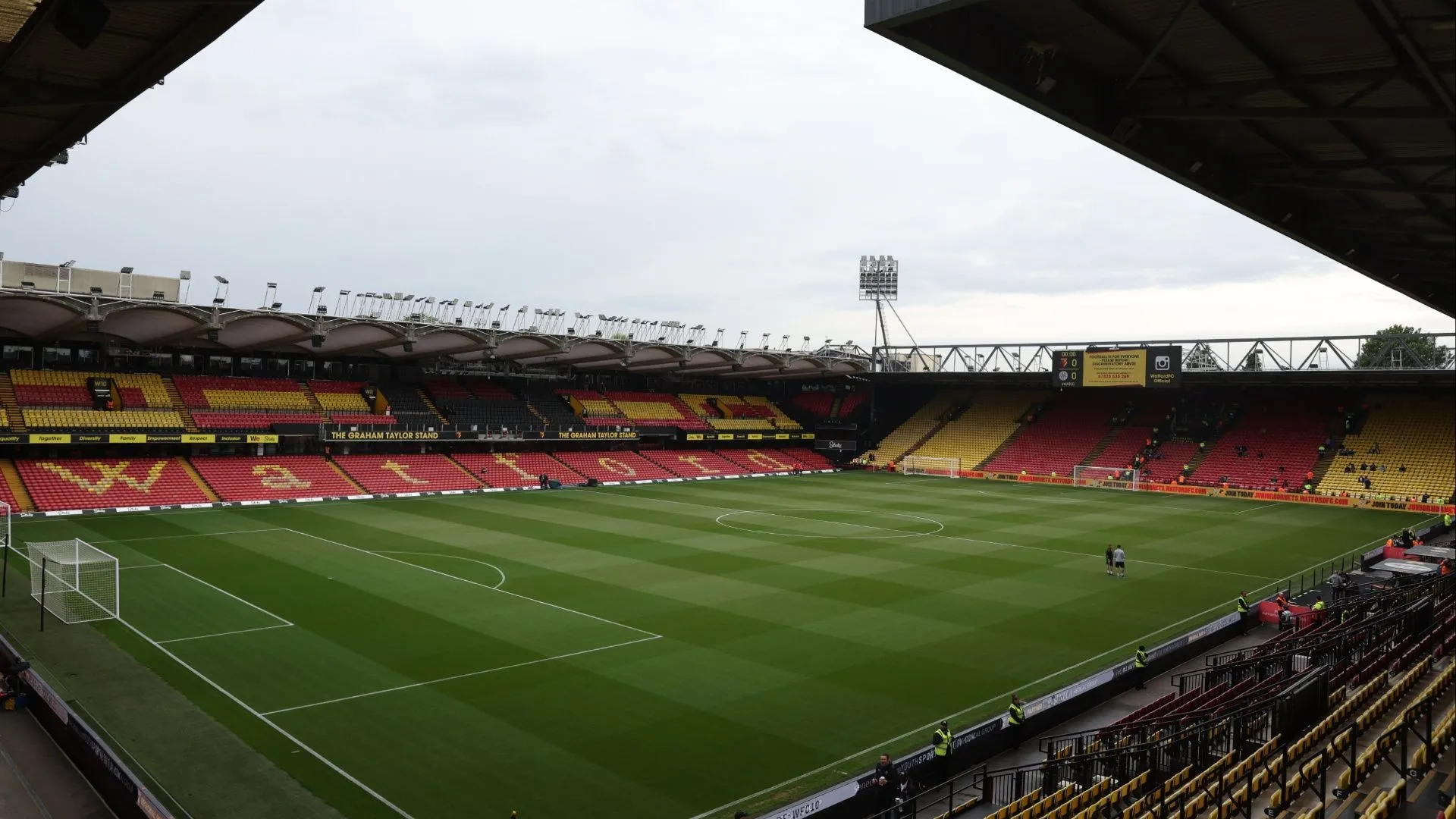 Khung cảnh sân vận động Vicarage Road của Watford, nơi chứng kiến sự thay đổi HLV chóng mặt gây ra cảm giác vô hồn cho người hâm mộ.