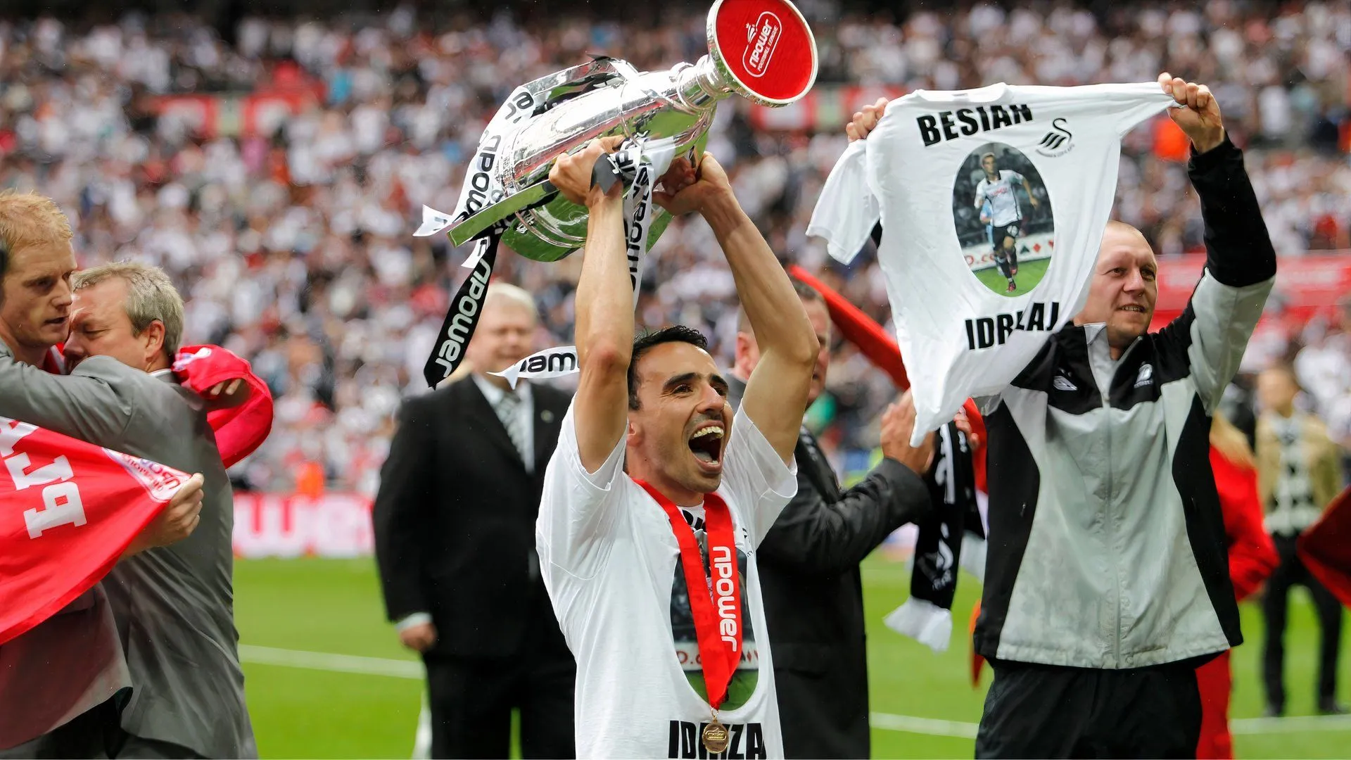 Leon Britton ăn mừng chiến thắng cùng Swansea City sau trận chung kết play-off thăng hạng Premier League 2011 tại Wembley
