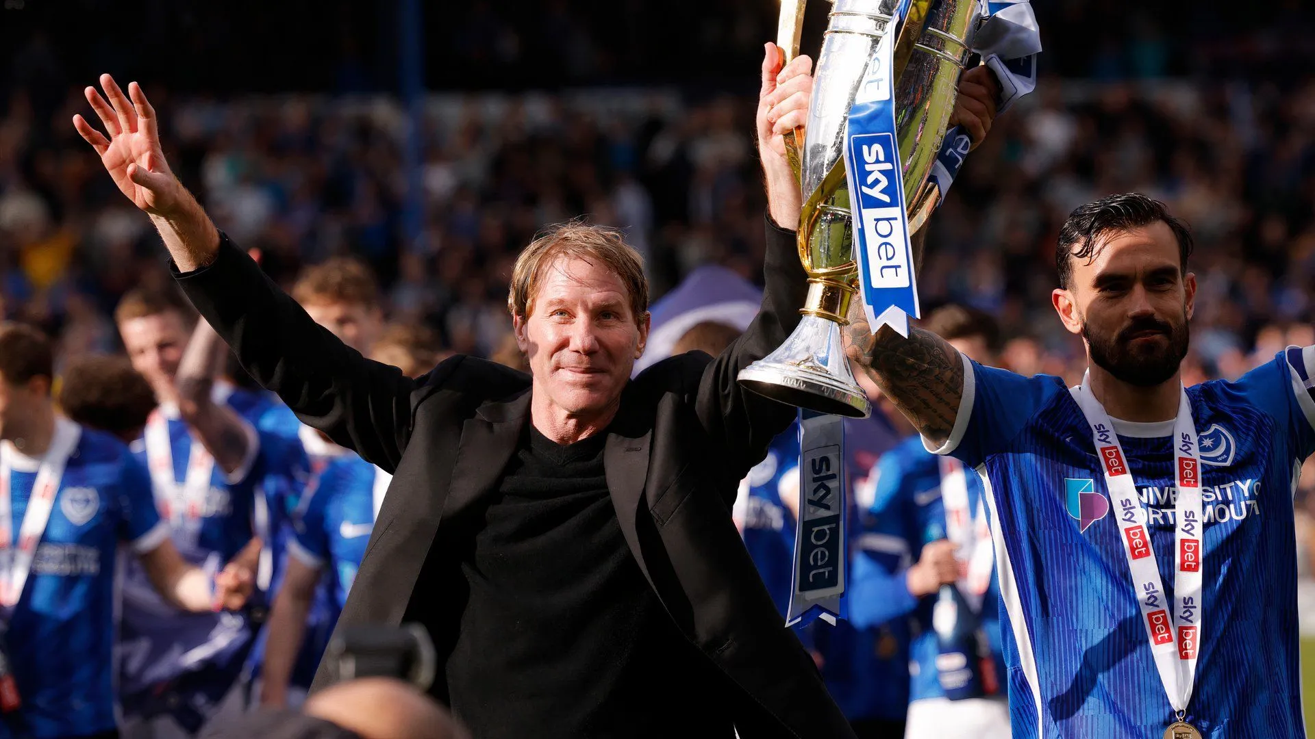Ông chủ Michael Eisner và cầu thủ Marlon Pack của Portsmouth, biểu tượng cho kỷ nguyên ổn định và thành công dưới sự điều hành của cựu CEO Disney.