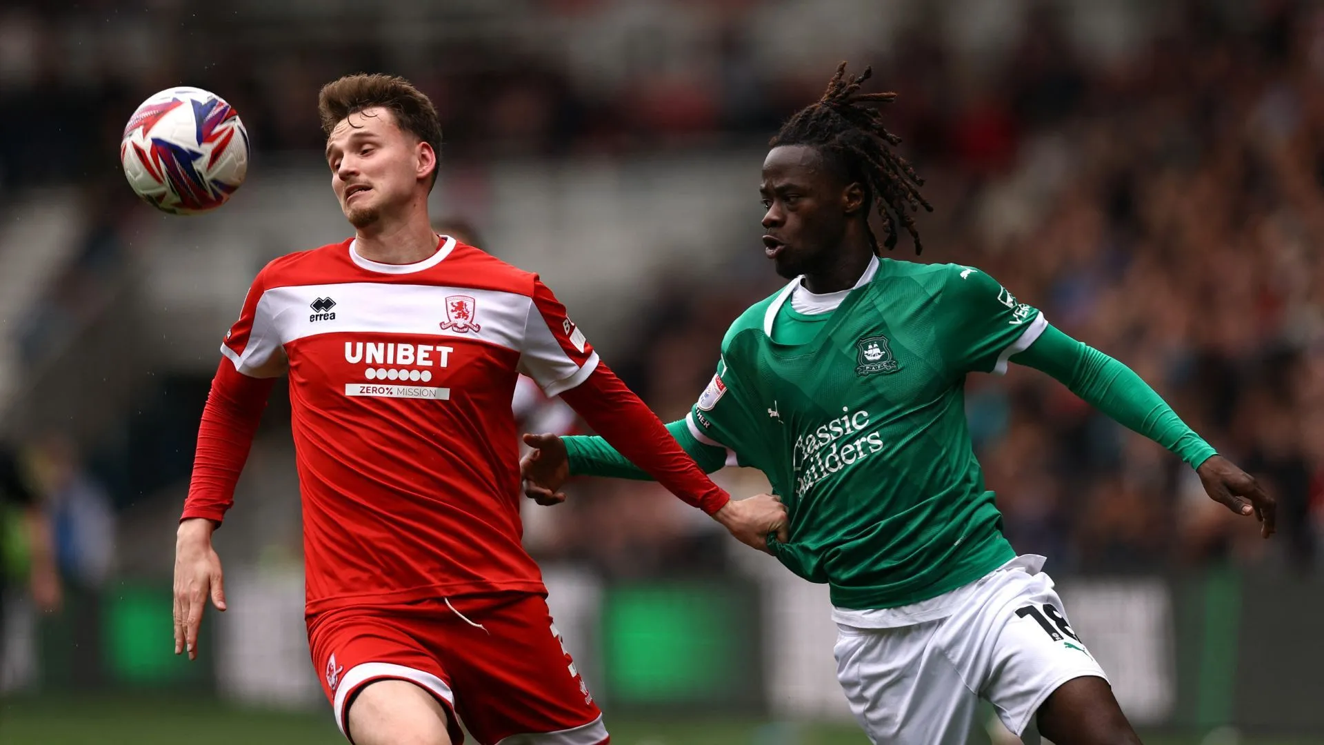 Rav van den Berg trong màu áo Middlesbrough, trung tâm của cuộc chiến chuyển nhượng hè