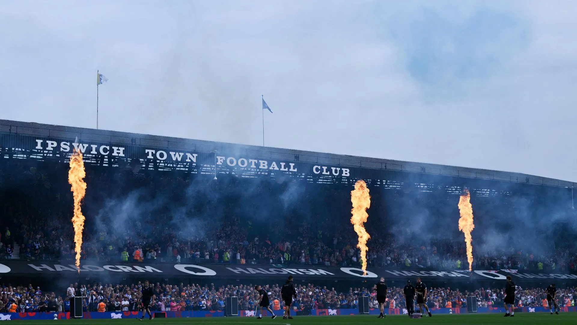Sân Portman Road rực sáng trước trận đấu, biểu tượng cho khát vọng Premier League của Ipswich Town và những mục tiêu chuyển nhượng quan trọng.