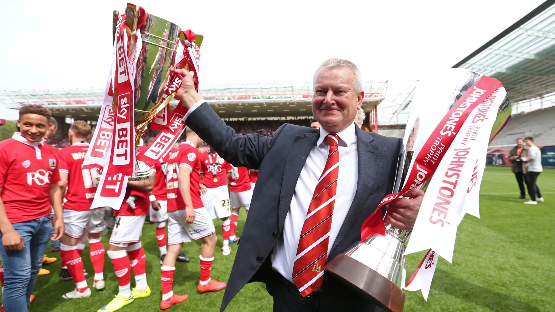 Steve Lansdown, ông chủ tận tâm của Bristol City, người đã đầu tư không ngừng vào cơ sở vật chất và phát triển bền vững, biến tình yêu quê hương thành cam kết vững chắc.