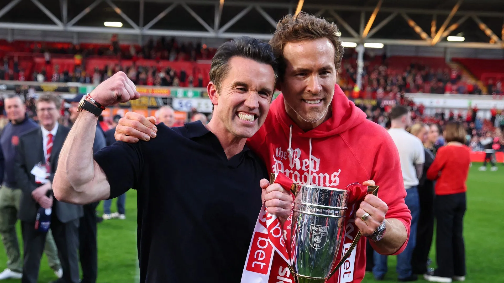 Cặp đôi ông chủ Hollywood Ryan Reynolds và Rob McElhenney của Wrexham.
