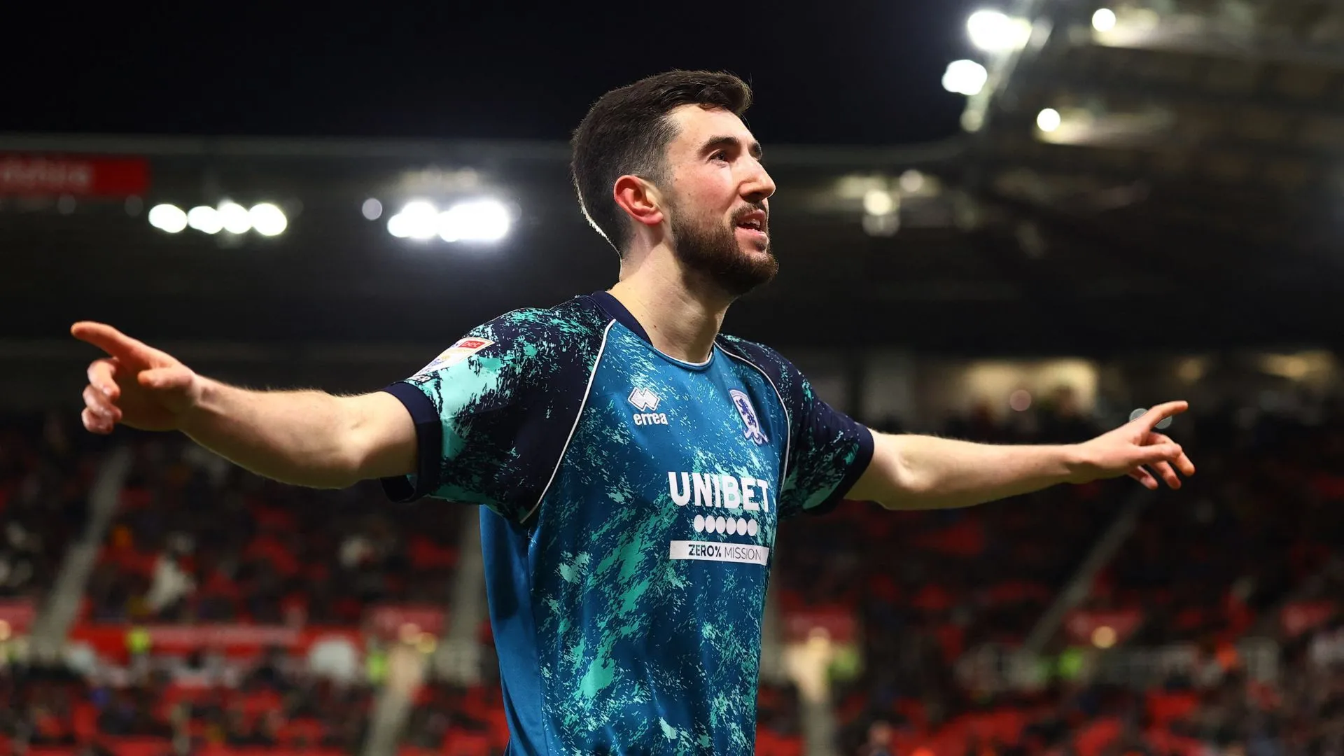Finn Azaz của Middlesbrough ăn mừng bàn thắng, sau đó anh chuyển đến Southampton