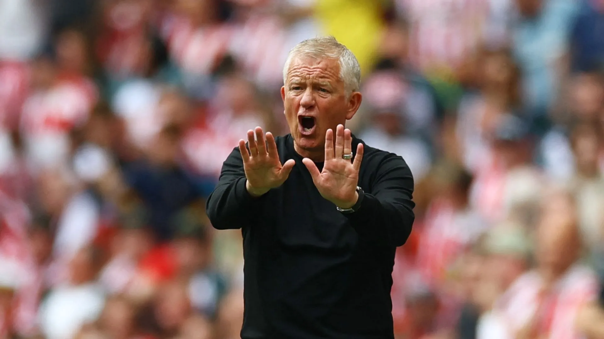 HLV Chris Wilder chỉ đạo sát sao từ đường biên