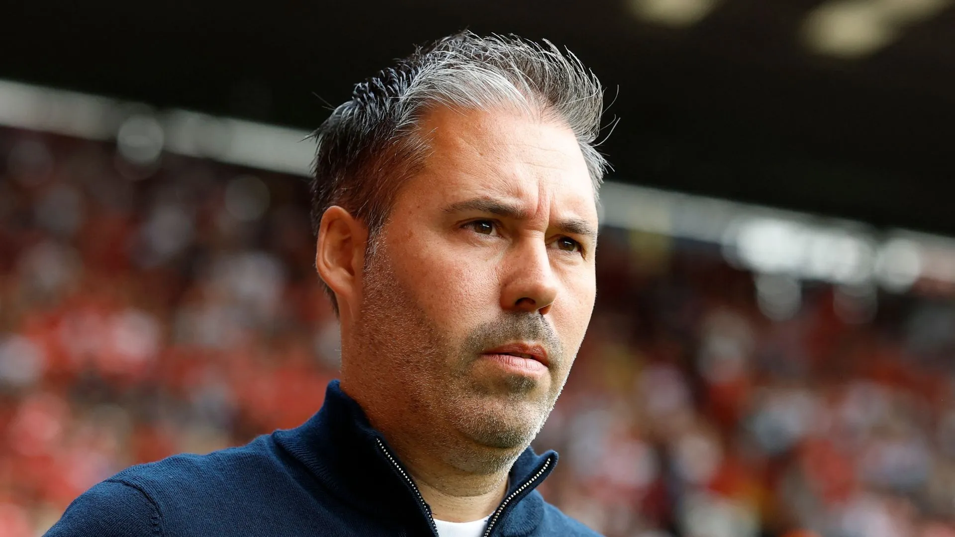 HLV Marti Cifuentes của Leicester City phân tích chiến thuật bên đường biên