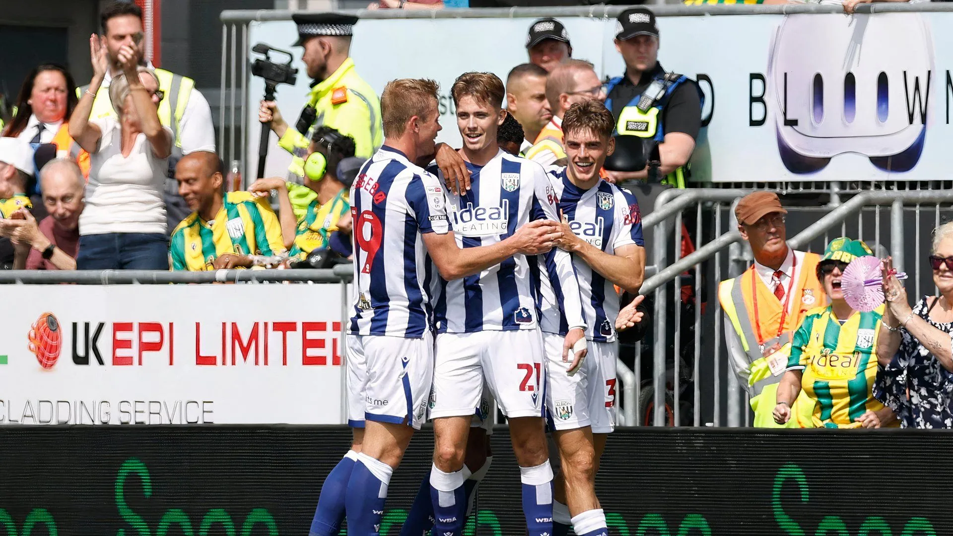 Isaac Price ghi bàn cho West Brom vào lưới Wrexham