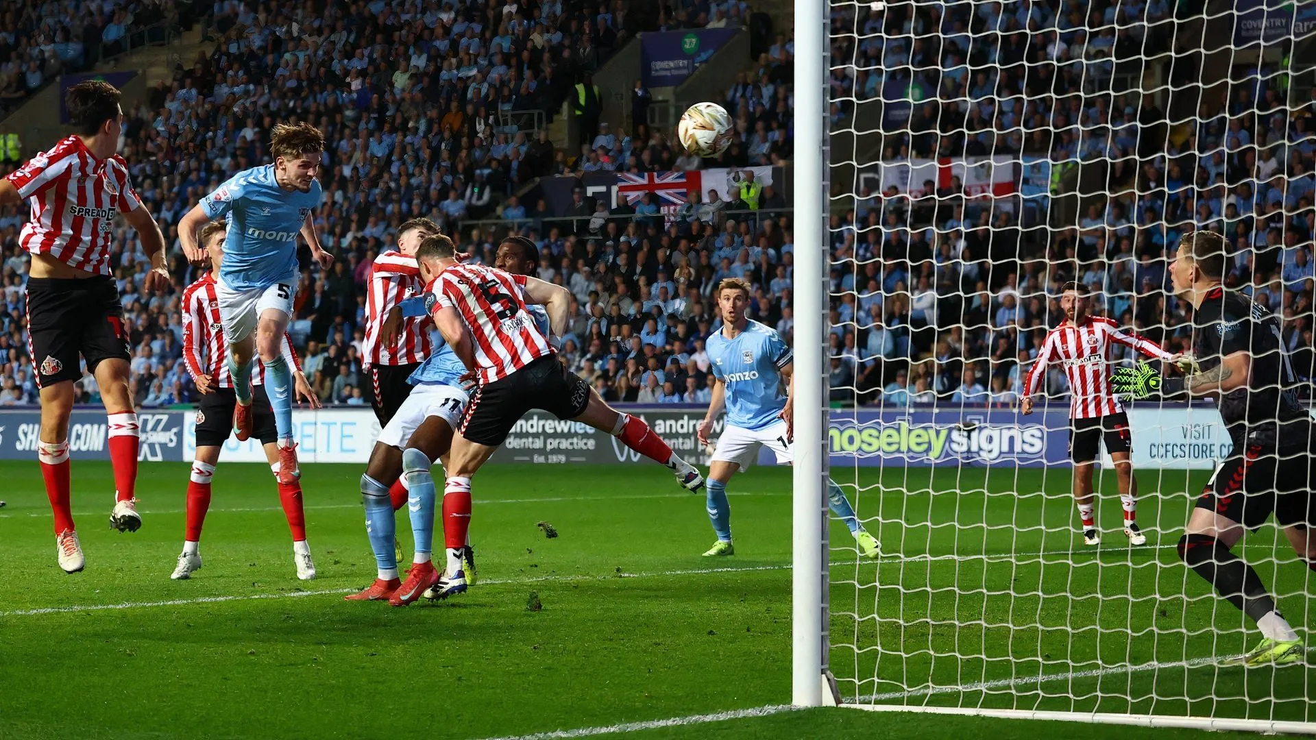 Jack Rudoni ghi bàn cho Coventry City vào lưới Sunderland