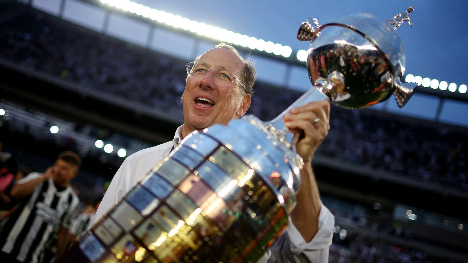 John Textor bên chiếc cúp Copa Libertadores, thể hiện kinh nghiệm sở hữu CLB bóng đá
