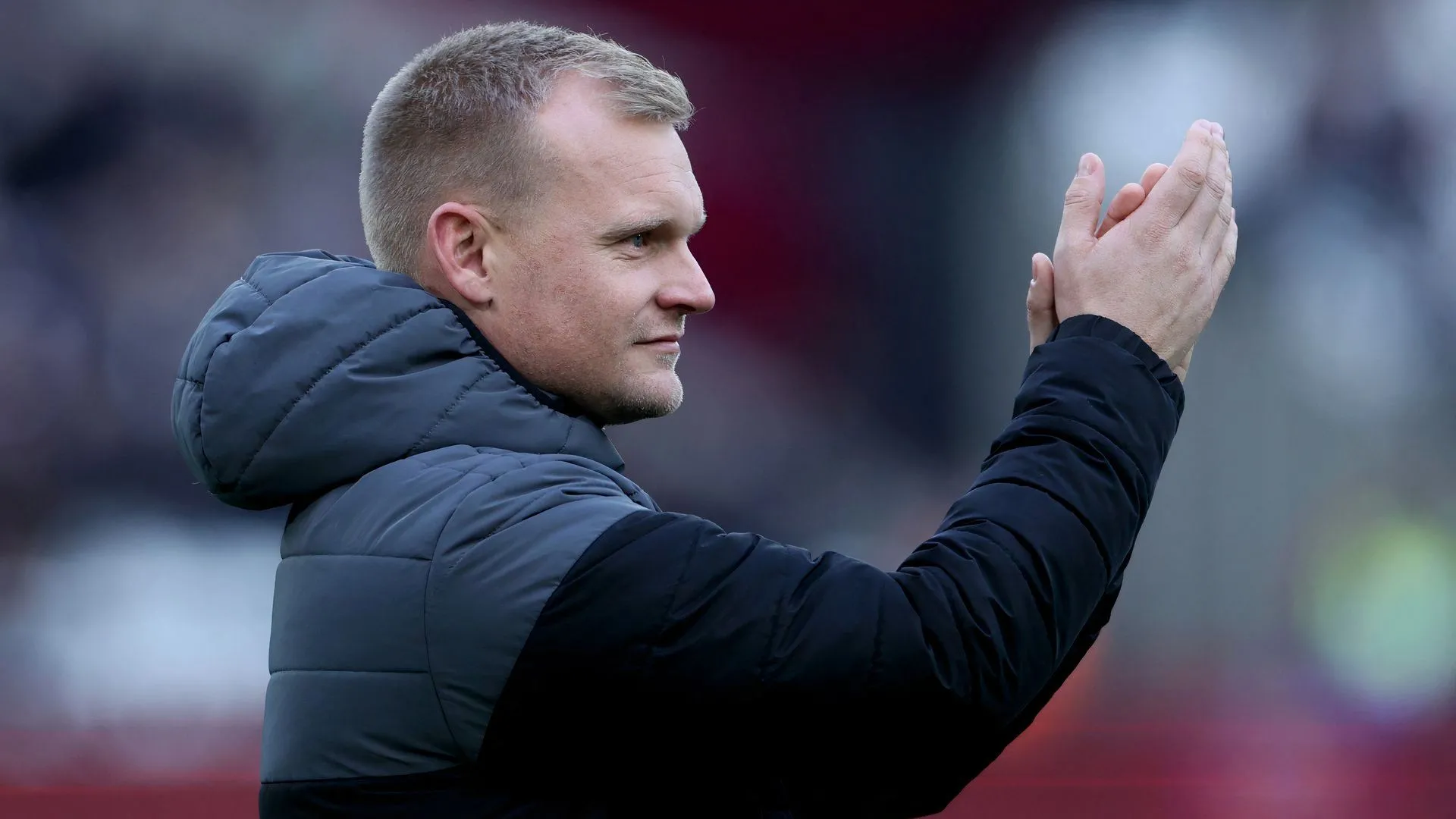 Liam Manning nỗ lực động viên tinh thần đội bóng Norwich City sau những kết quả không như ý