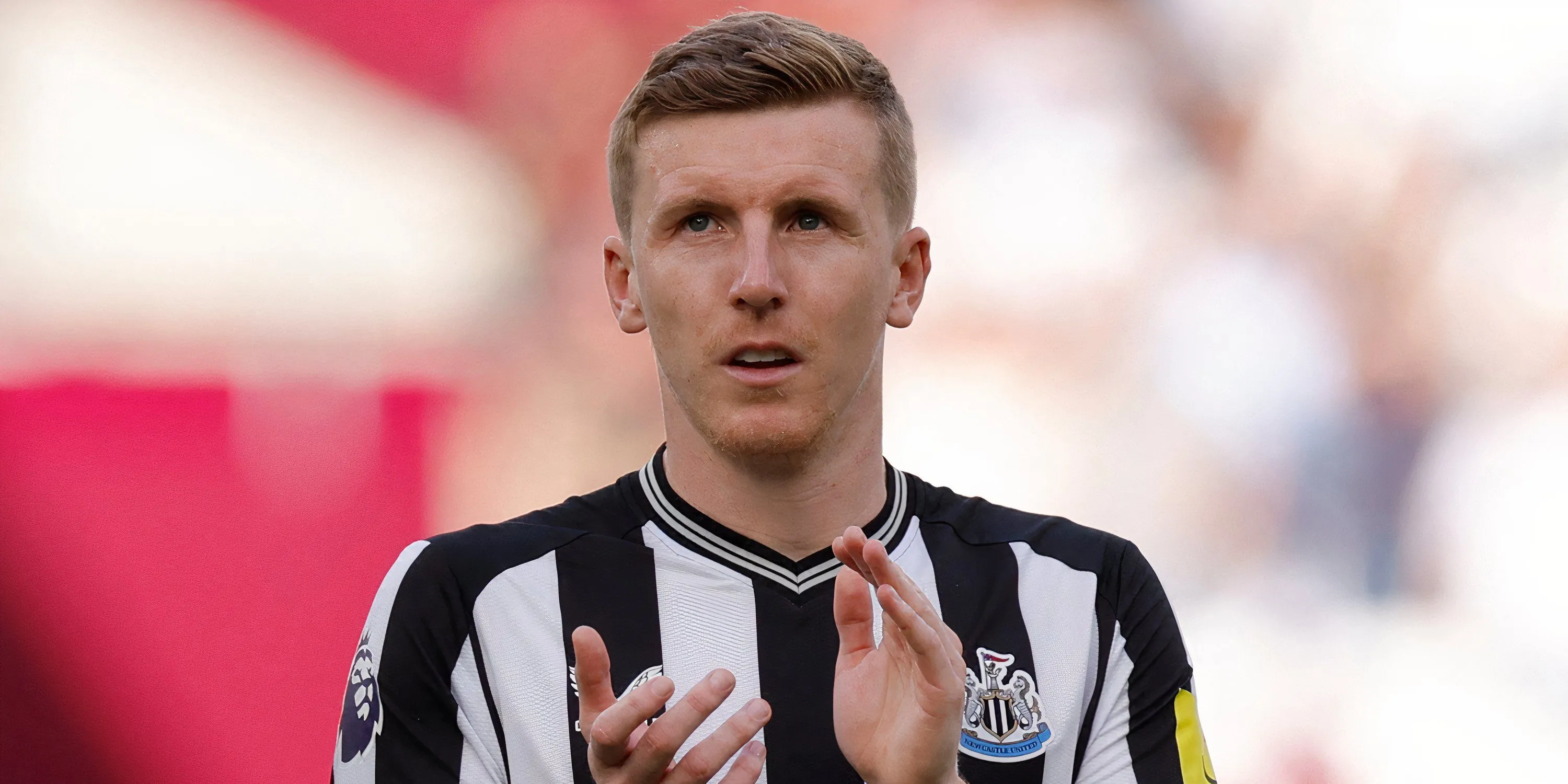 Matt Targett trong màu áo Newcastle United, một hậu vệ trái giàu kinh nghiệm