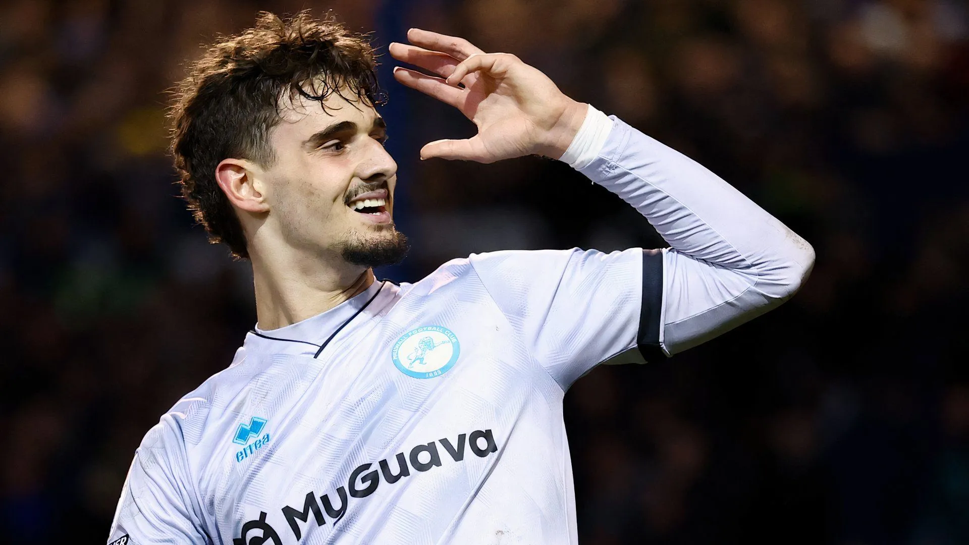 Mihailo Ivanovic, cầu thủ trẻ tiềm năng của Millwall, trong một pha bóng tại Championship.