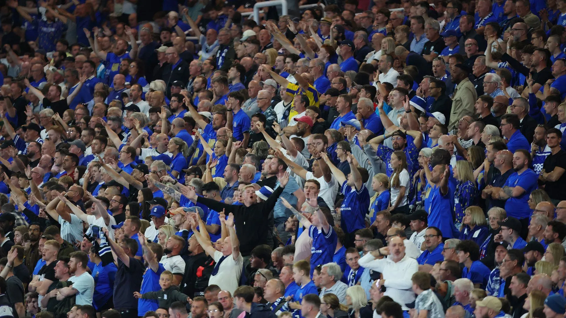 Người hâm mộ Birmingham City cuồng nhiệt cổ vũ tại sân St. Andrew's, tràn đầy hy vọng vào một kỷ nguyên mới.