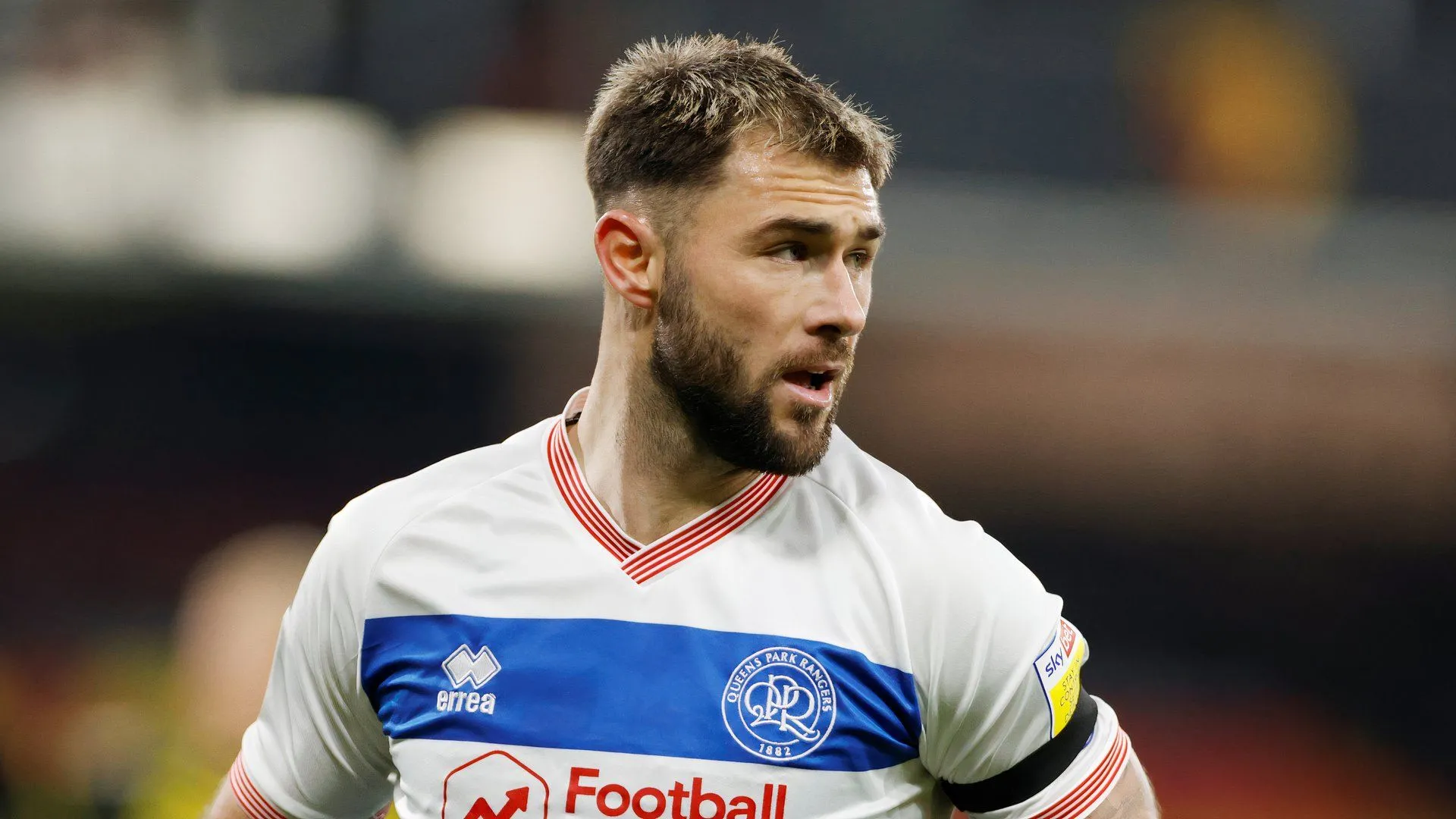 Tiền đạo Charlie Austin trong màu áo QPR, trước khi có mâu thuẫn với HLV Hasselbaink và chuyển sang Southampton