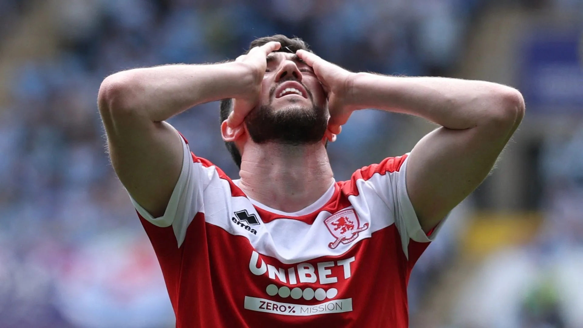Tiền vệ Finn Azaz thi đấu cho Middlesbrough trước khi chuyển đến Southampton