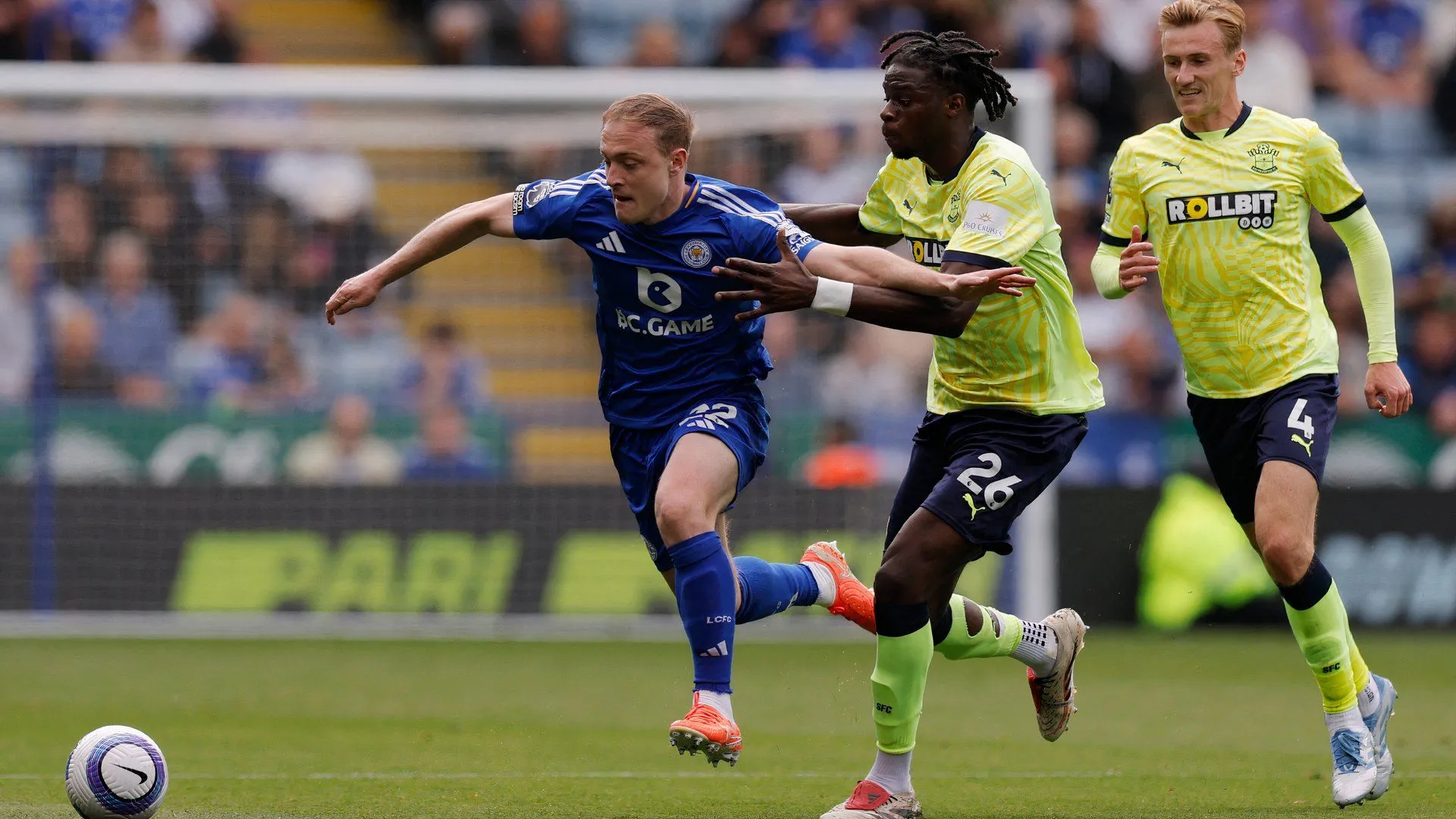 Tiền vệ Oliver Skipp thi đấu cho Leicester City sau khi rời Tottenham Hotspur