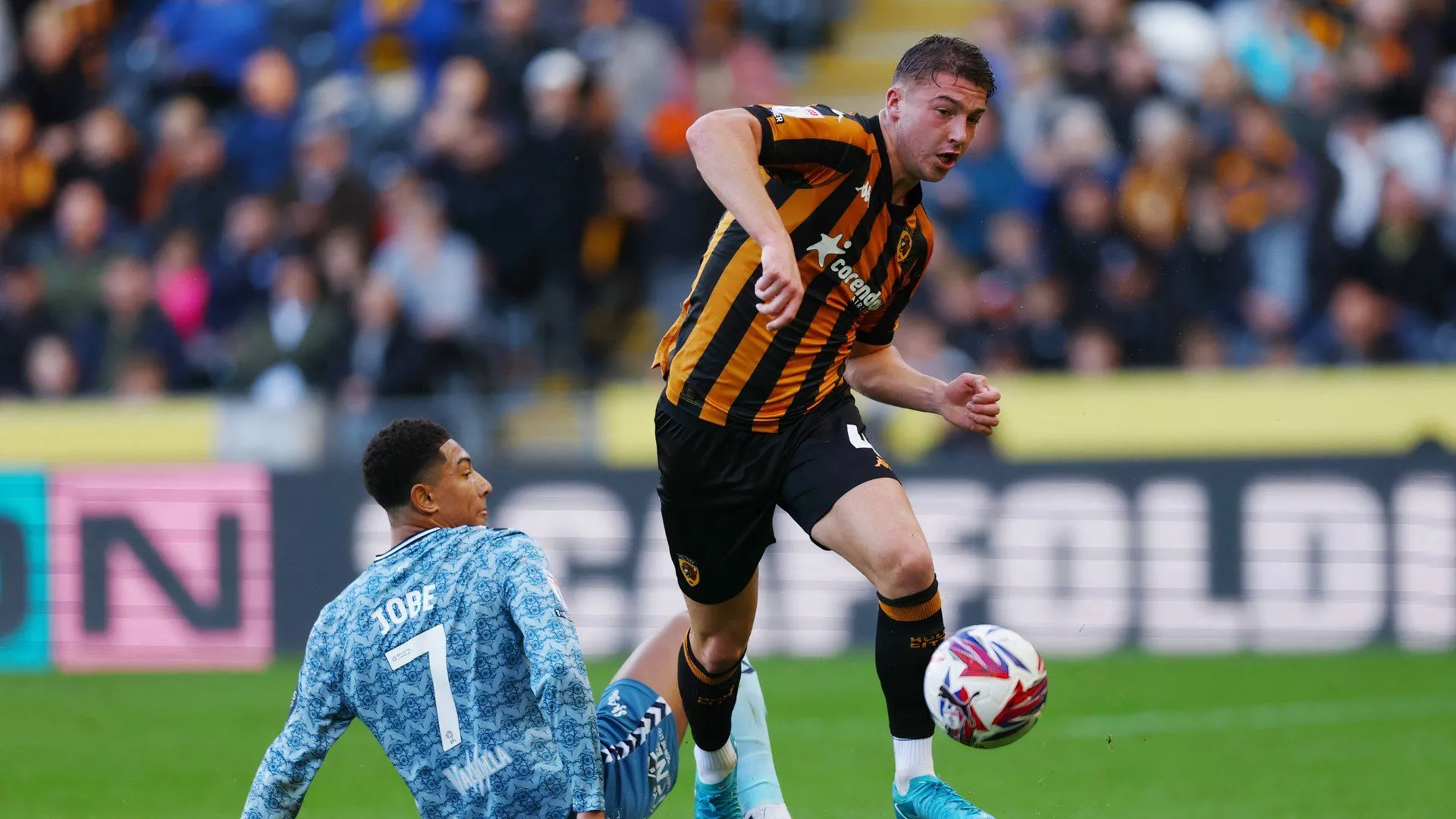 Trung vệ Charlie Hughes của Hull City