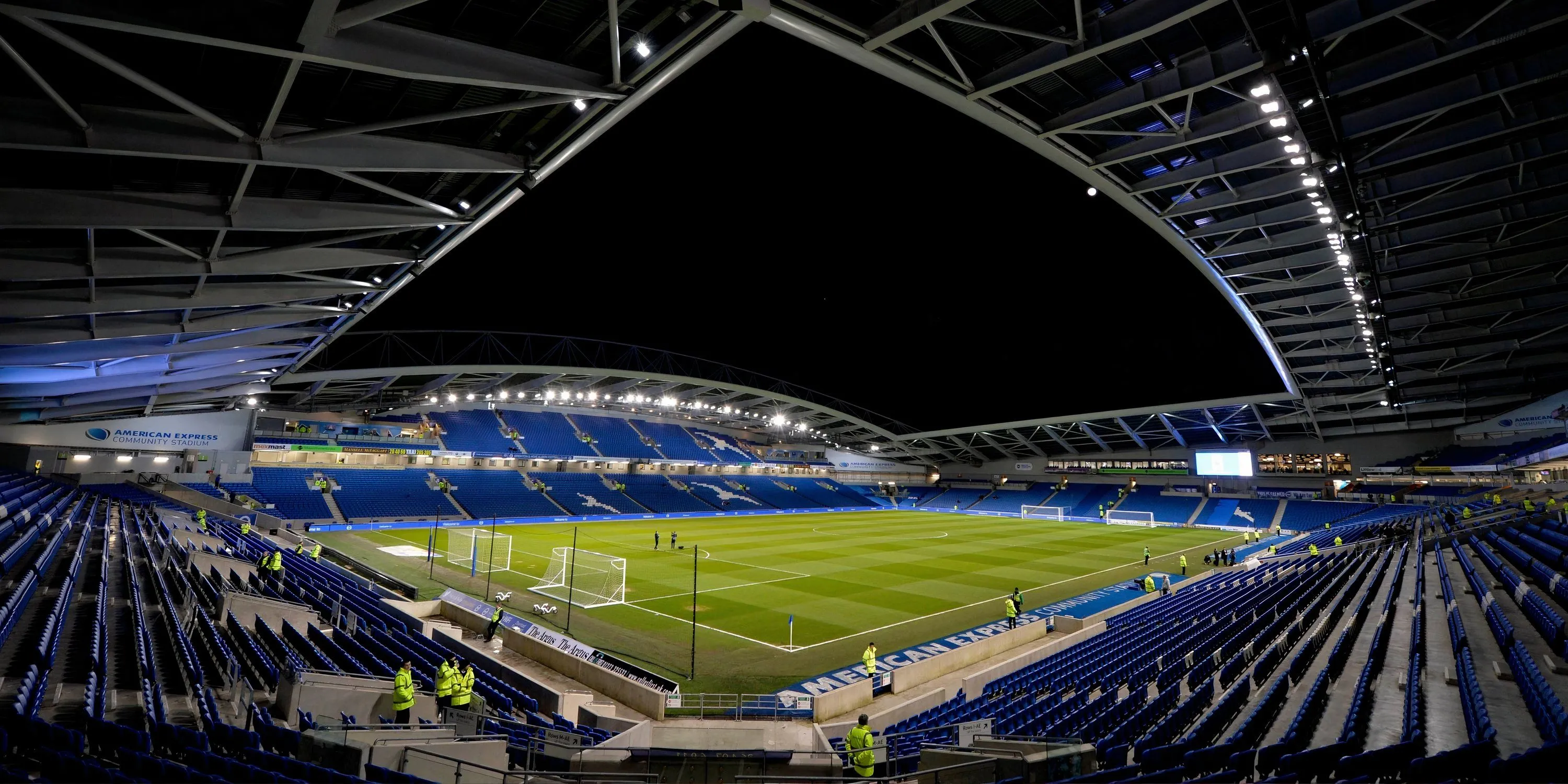 Amex Stadium của Brighton với khán đài đông đảo, biểu tượng cho phong cách quản trị hiện đại